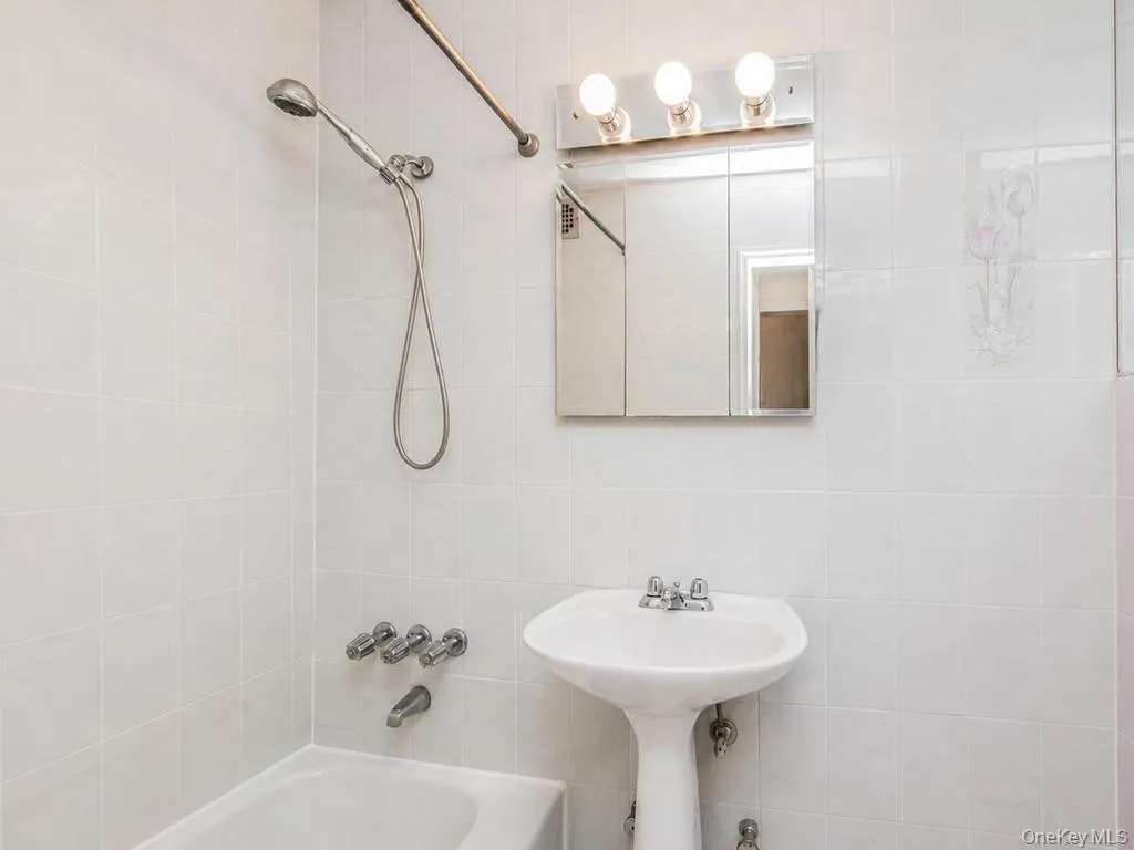 1874 Pelham Parkway, New York, NY, 2 Bedrooms Bedrooms, 6 Rooms Rooms,2 BathroomsBathrooms,Residential,For Rent,Pelham,0,1045112 1874 Pelham Parkway, New York, NY, 2 Bedrooms Bedrooms, 6 Rooms Rooms,2 BathroomsBathrooms,Residential,For Rent,Pelham,0,1045112