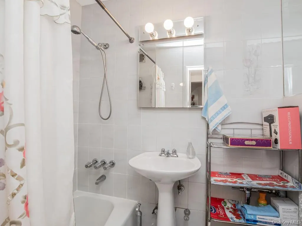 1874 Pelham Parkway, New York, NY, 2 Bedrooms Bedrooms, 6 Rooms Rooms,2 BathroomsBathrooms,Residential,For Rent,Pelham,0,1045112 1874 Pelham Parkway, New York, NY, 2 Bedrooms Bedrooms, 6 Rooms Rooms,2 BathroomsBathrooms,Residential,For Rent,Pelham,0,1045112