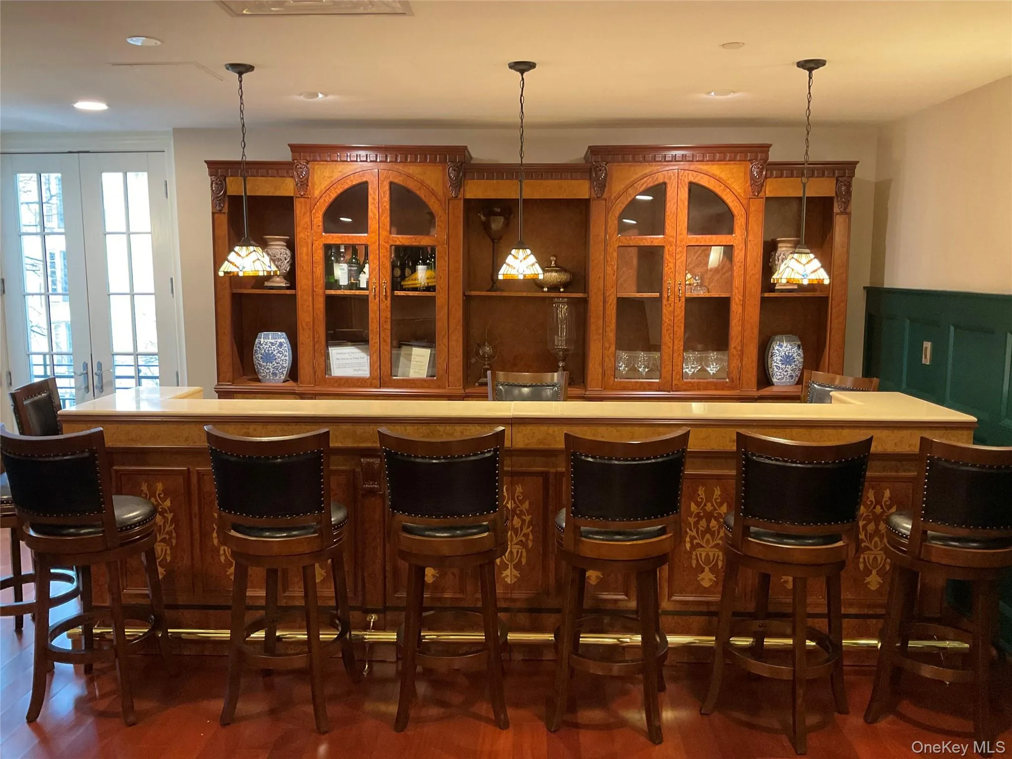 A welcoming bar and gathering space makes entertaining easy. A welcoming bar and gathering space makes entertaining easy.