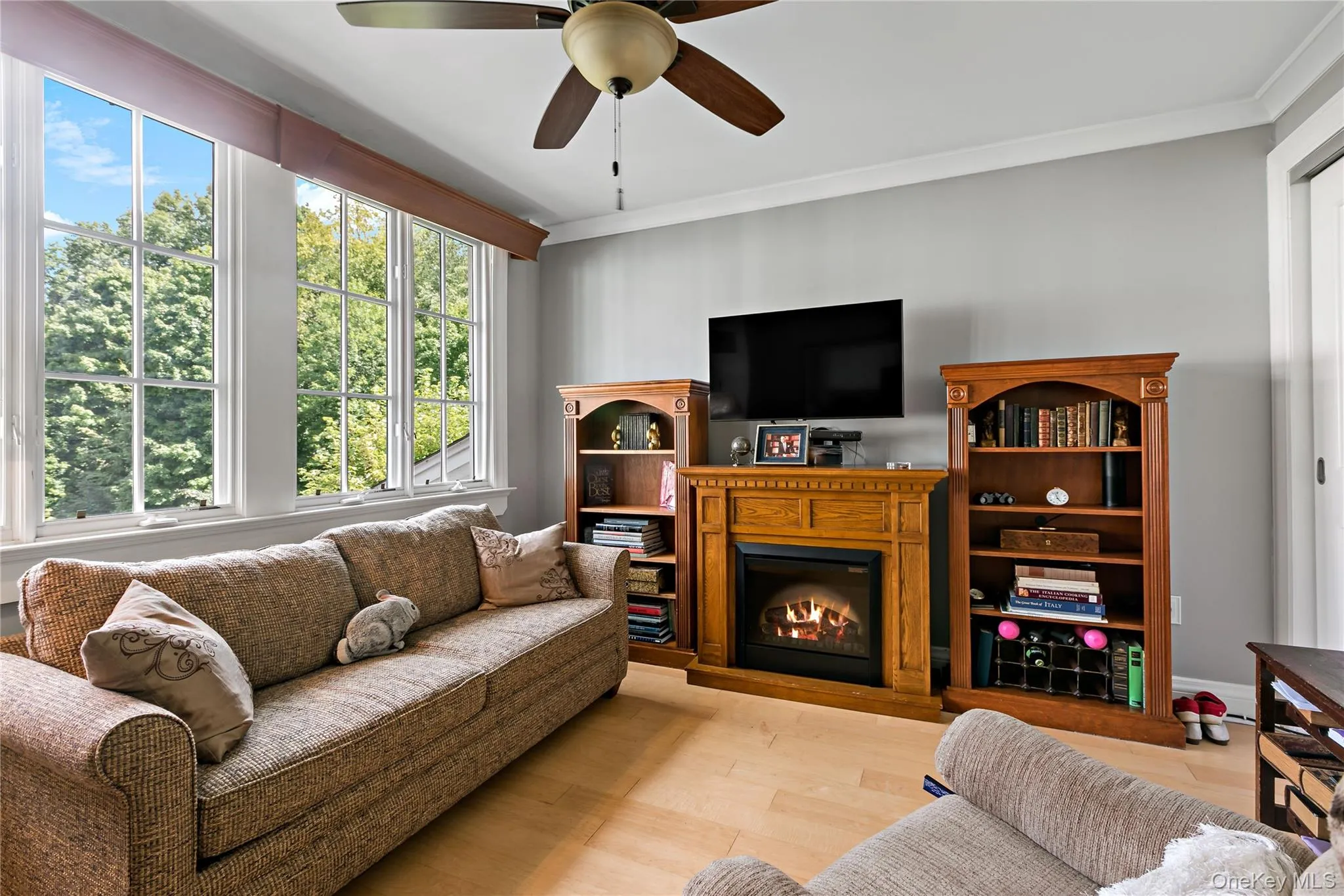 Currently used as a den, this inviting room also works beautifully as a home office or guest room. Currently used as a den, this inviting room also works beautifully as a home office or guest room.