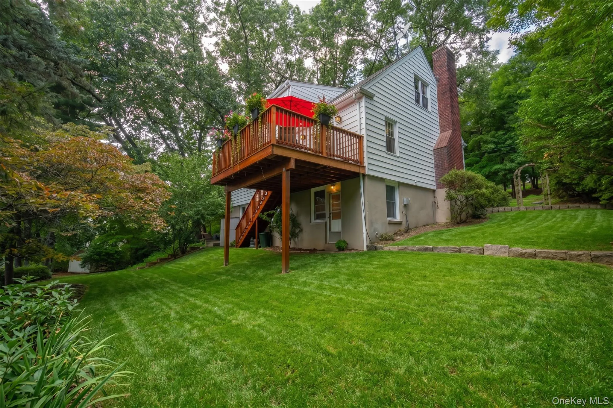 The size of the lot (1/3 acre) affords privacy. The size of the lot (1/3 acre) affords privacy.