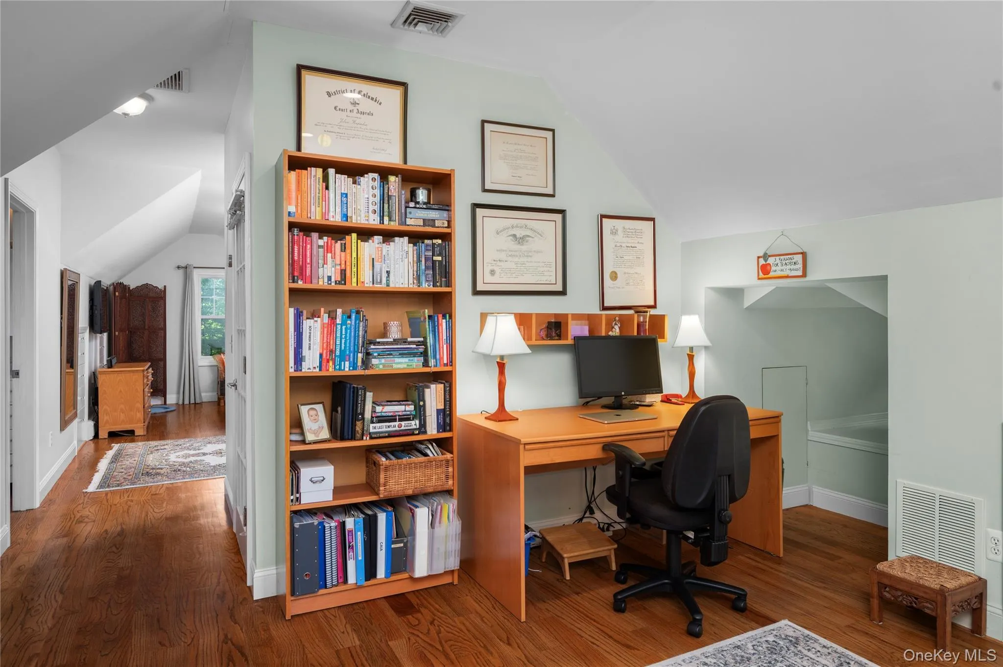 Seamless flow from the home office to the bedroom Seamless flow from the home office to the bedroom