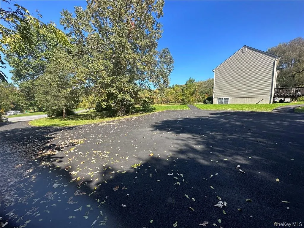 Paved driveway and parking lot with ample parking. Paved driveway and parking lot with ample parking.