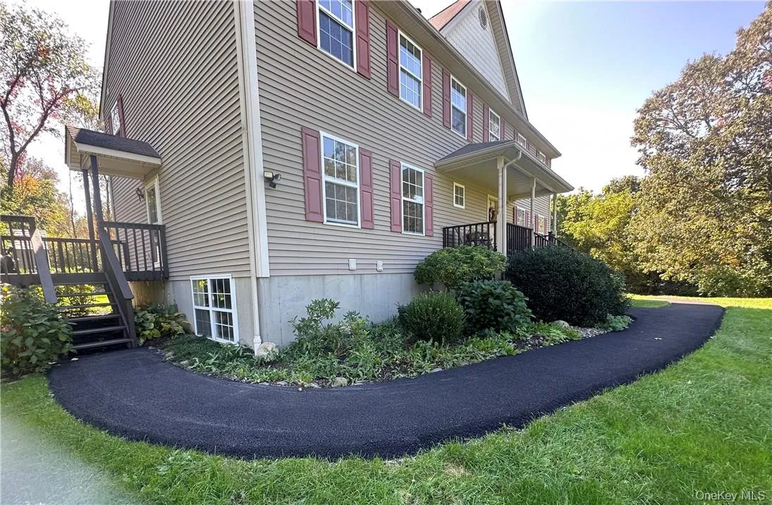 Paved walkway that leads to the unit. Paved walkway that leads to the unit.