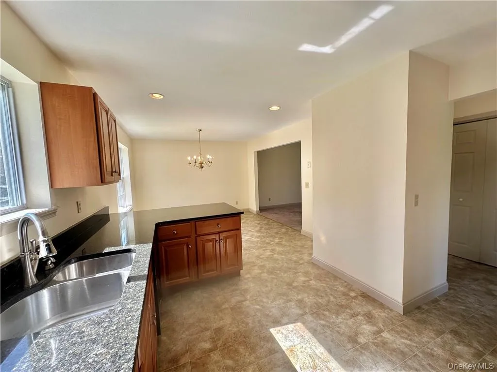 Peninsula with room for seating. Peninsula with room for seating.