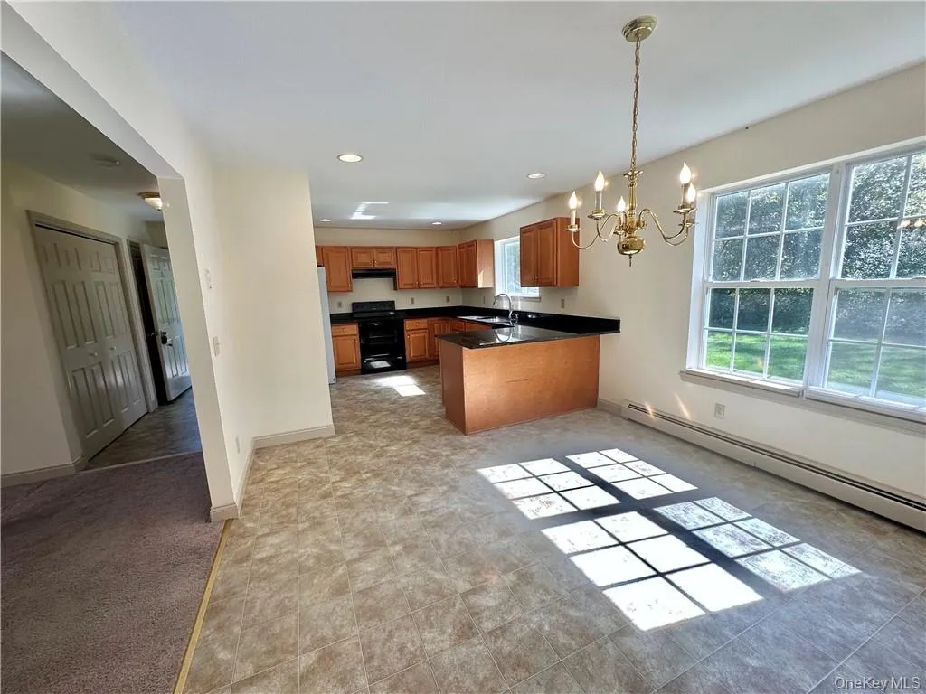 Bright, open dining area. Bright, open dining area.