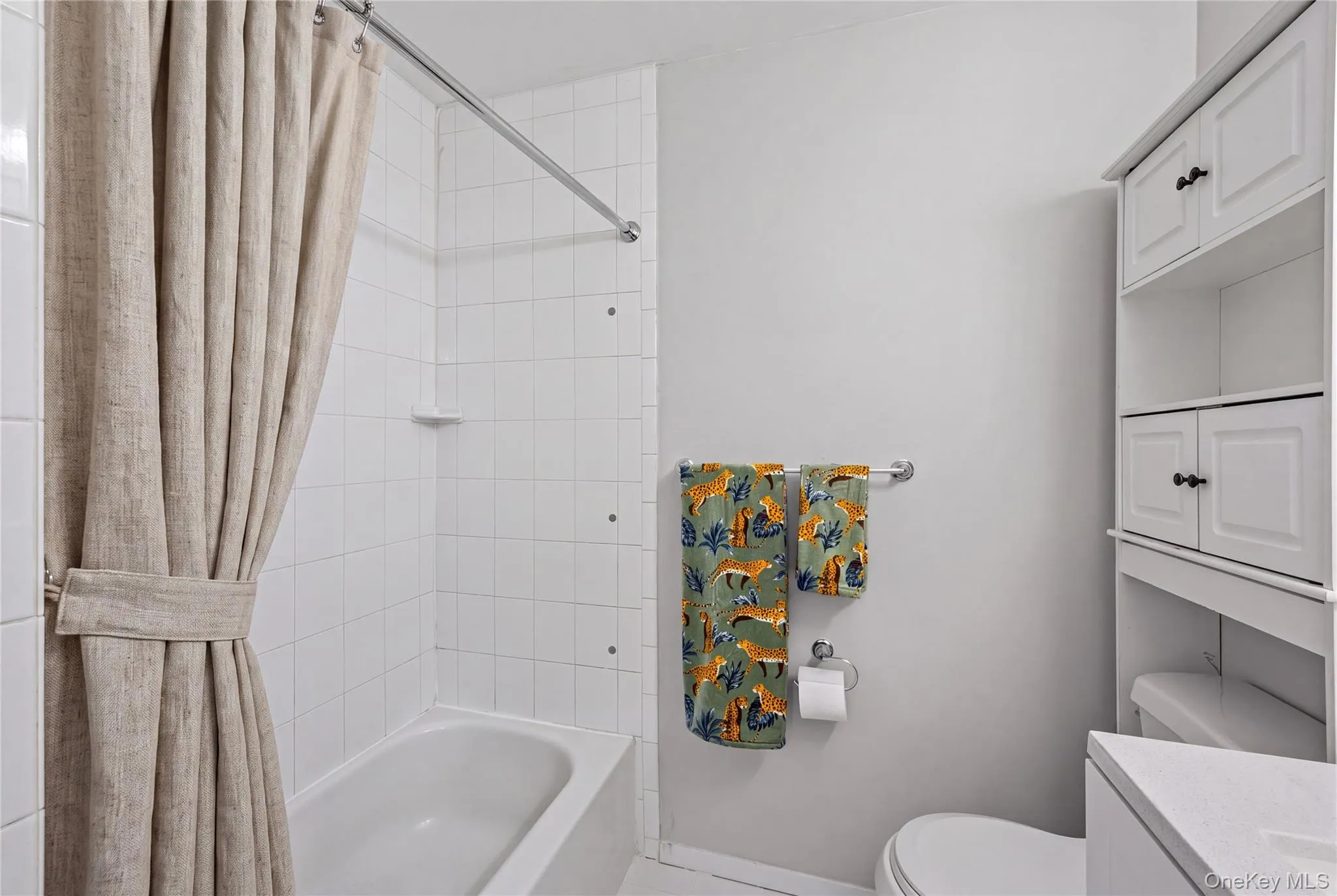 Bathroom Showing Bathtub Bathroom Showing Bathtub