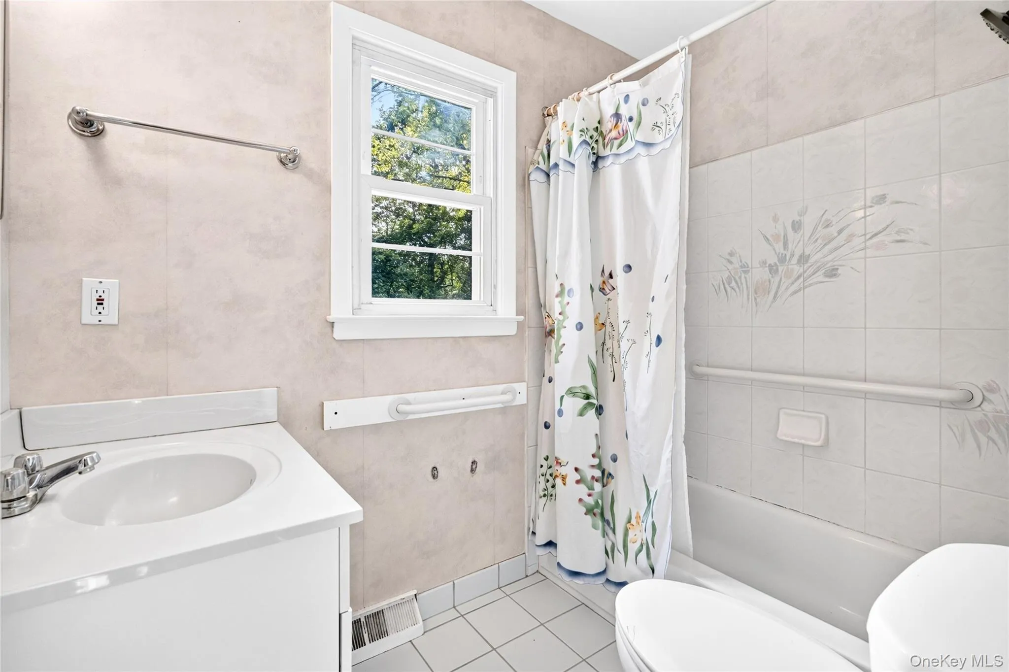 92 Kings Highway, Clarkstown, NY, 7 Bedrooms Bedrooms, 12 Rooms Rooms,2 BathroomsBathrooms,Residential,For Rent,Kings,0,1045187 92 Kings Highway, Clarkstown, NY, 7 Bedrooms Bedrooms, 12 Rooms Rooms,2 BathroomsBathrooms,Residential,For Rent,Kings,0,1045187