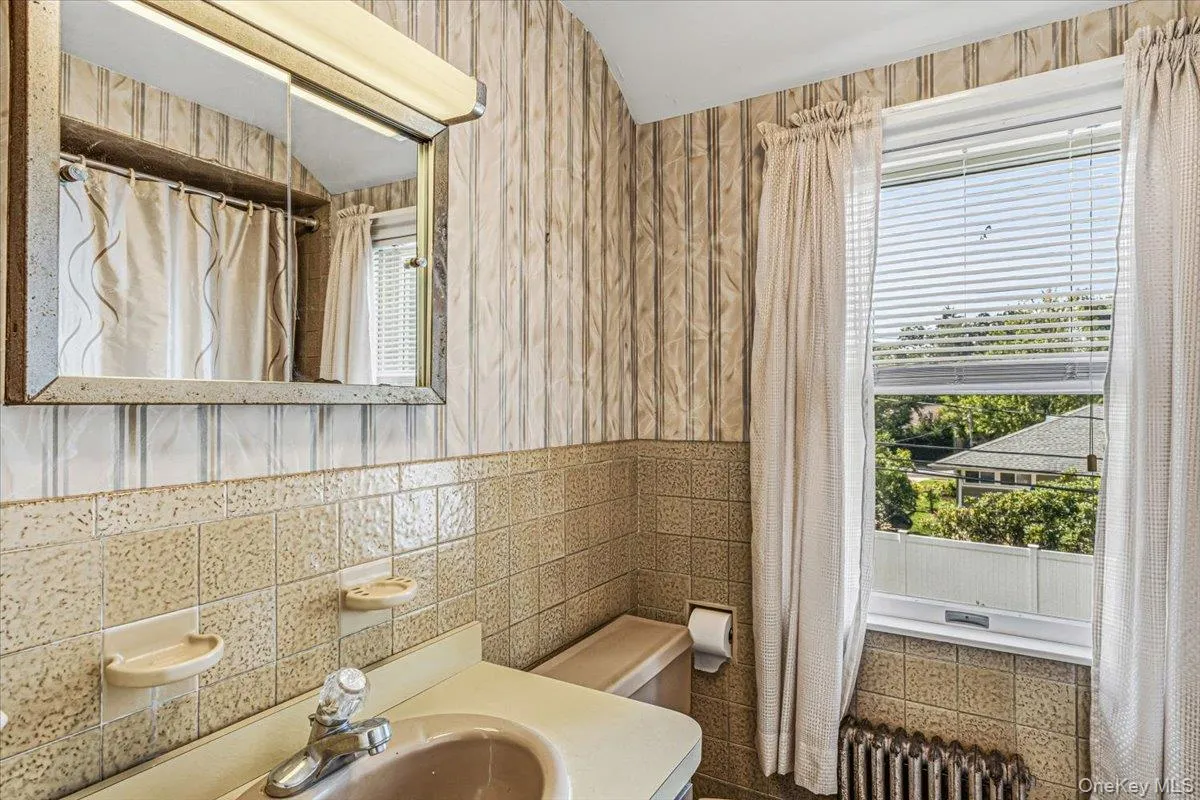 Upstairs Full Bath Upstairs Full Bath
