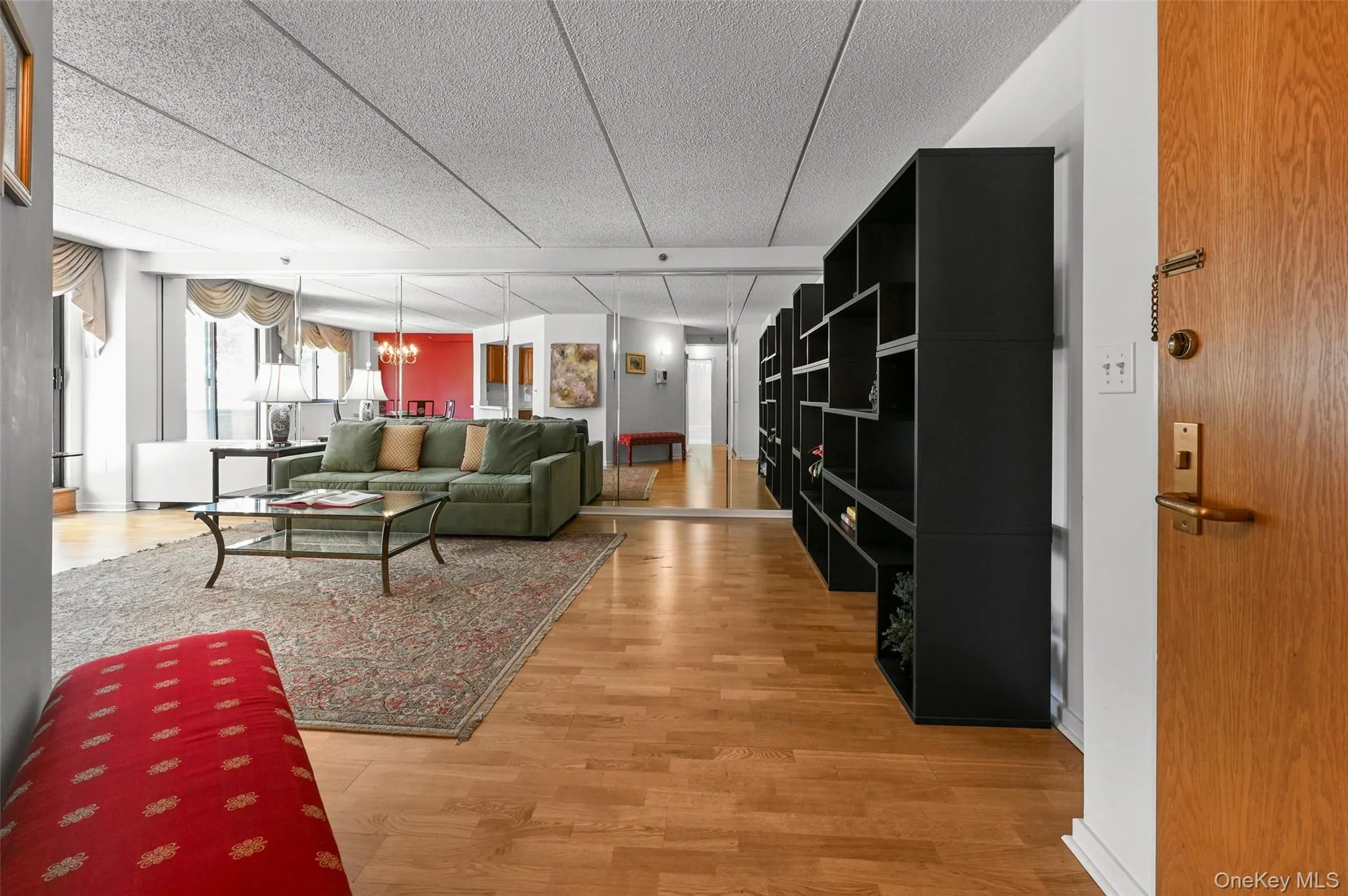 This beautiful unit has tons of space and natural light. This beautiful unit has tons of space and natural light.