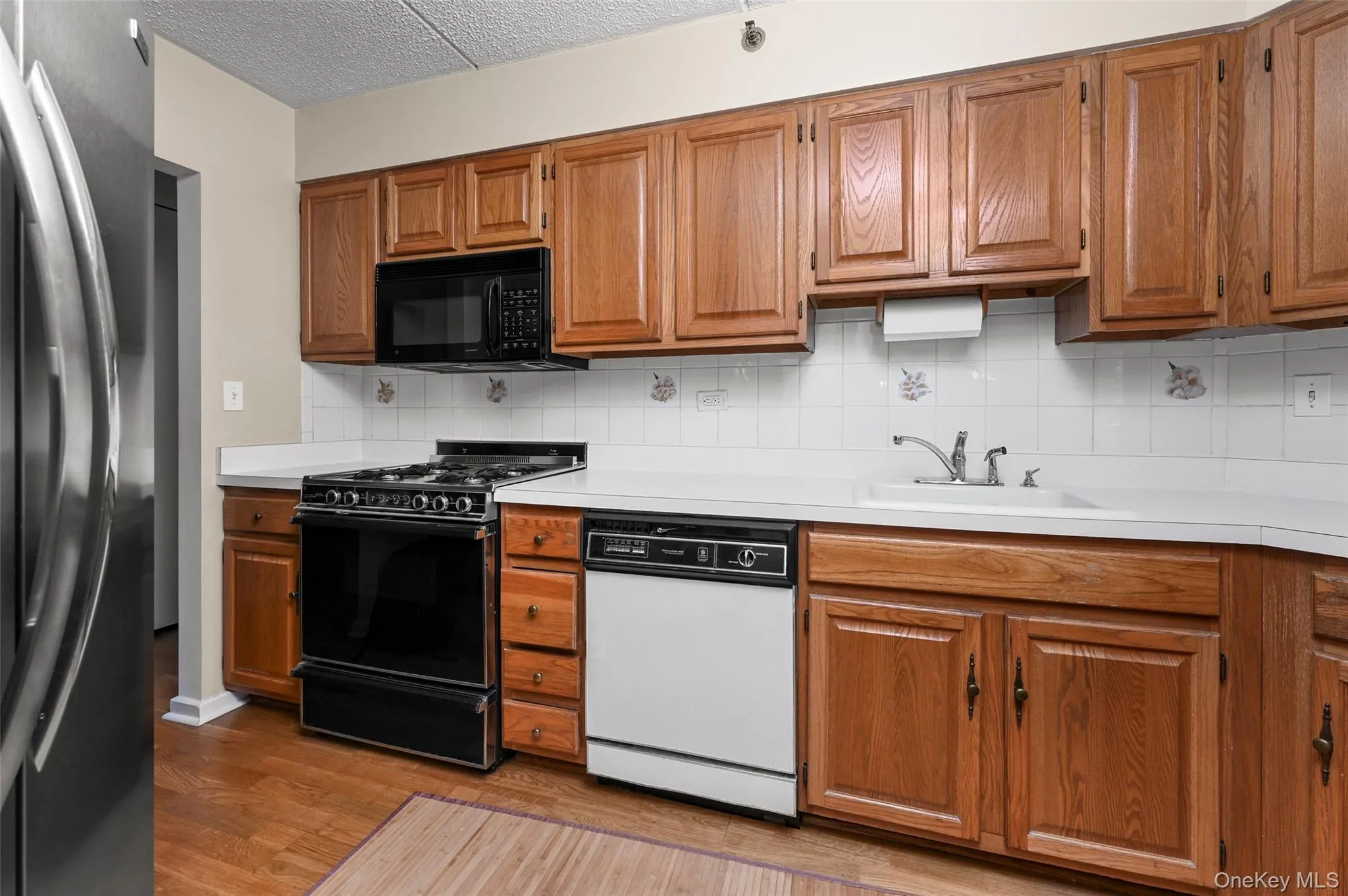 Generous cabinet and counter space. Generous cabinet and counter space.