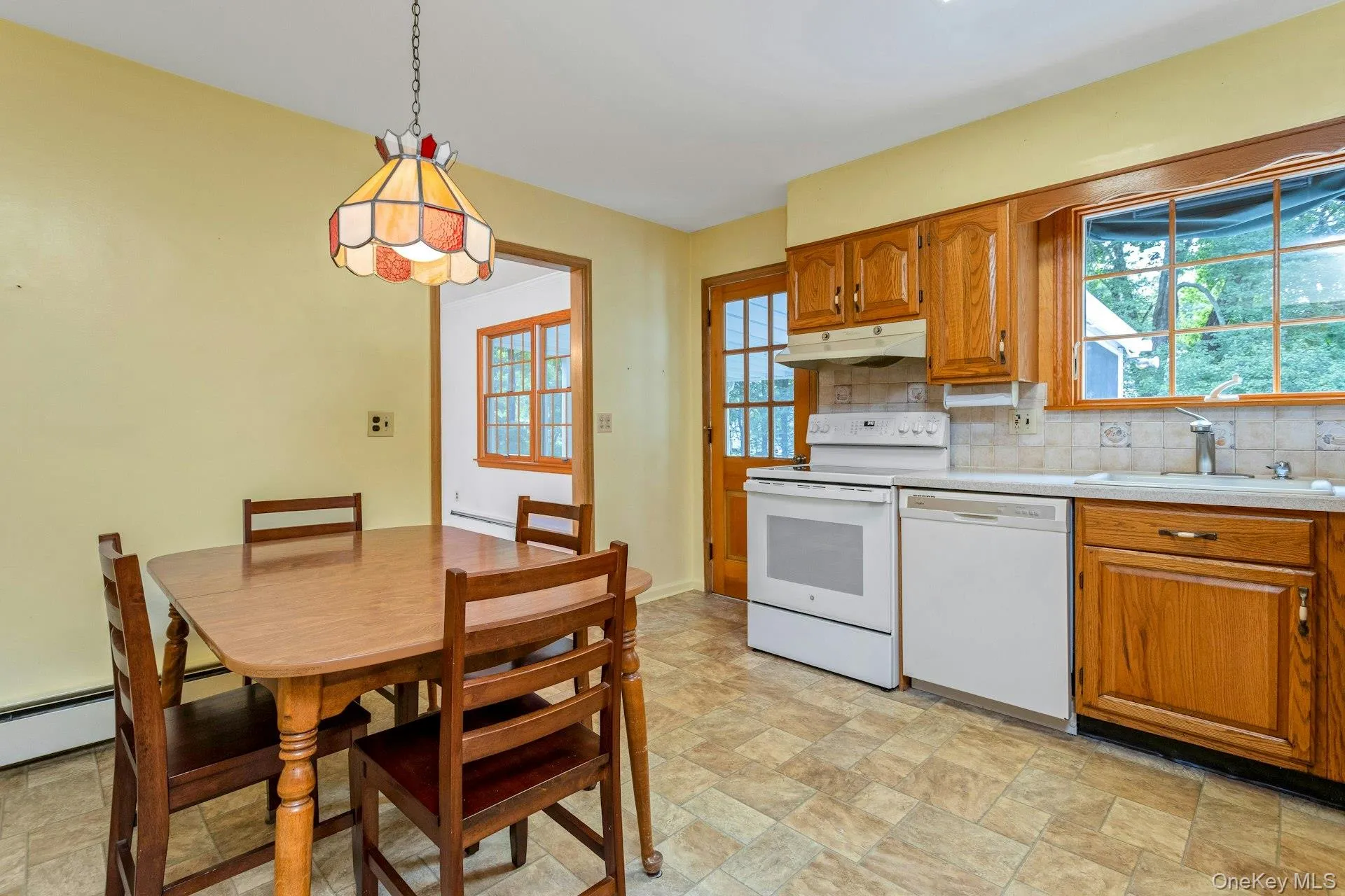 Eat-in Kitchen Eat-in Kitchen