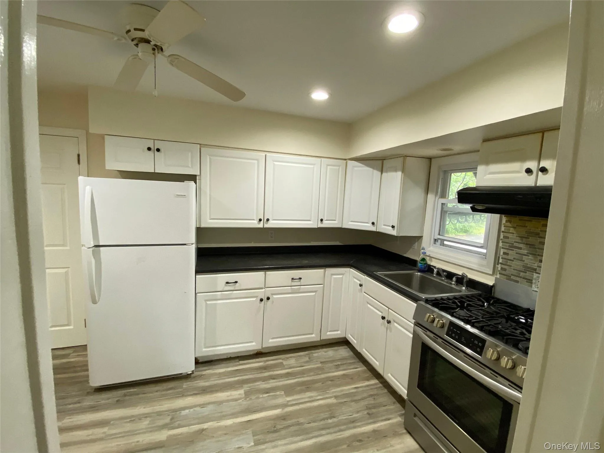 182 Middletown Road, Orangetown, NY, 3 Bedrooms Bedrooms, 5 Rooms Rooms,1 BathroomBathrooms,Residential Lease,For Rent,Middletown,0,1045270 182 Middletown Road, Orangetown, NY, 3 Bedrooms Bedrooms, 5 Rooms Rooms,1 BathroomBathrooms,Residential Lease,For Rent,Middletown,0,1045270