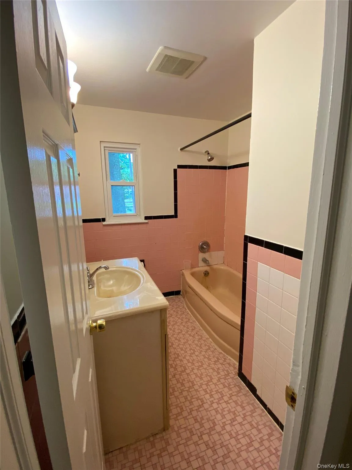 182 Middletown Road, Orangetown, NY, 3 Bedrooms Bedrooms, 5 Rooms Rooms,1 BathroomBathrooms,Residential Lease,For Rent,Middletown,0,1045270 182 Middletown Road, Orangetown, NY, 3 Bedrooms Bedrooms, 5 Rooms Rooms,1 BathroomBathrooms,Residential Lease,For Rent,Middletown,0,1045270