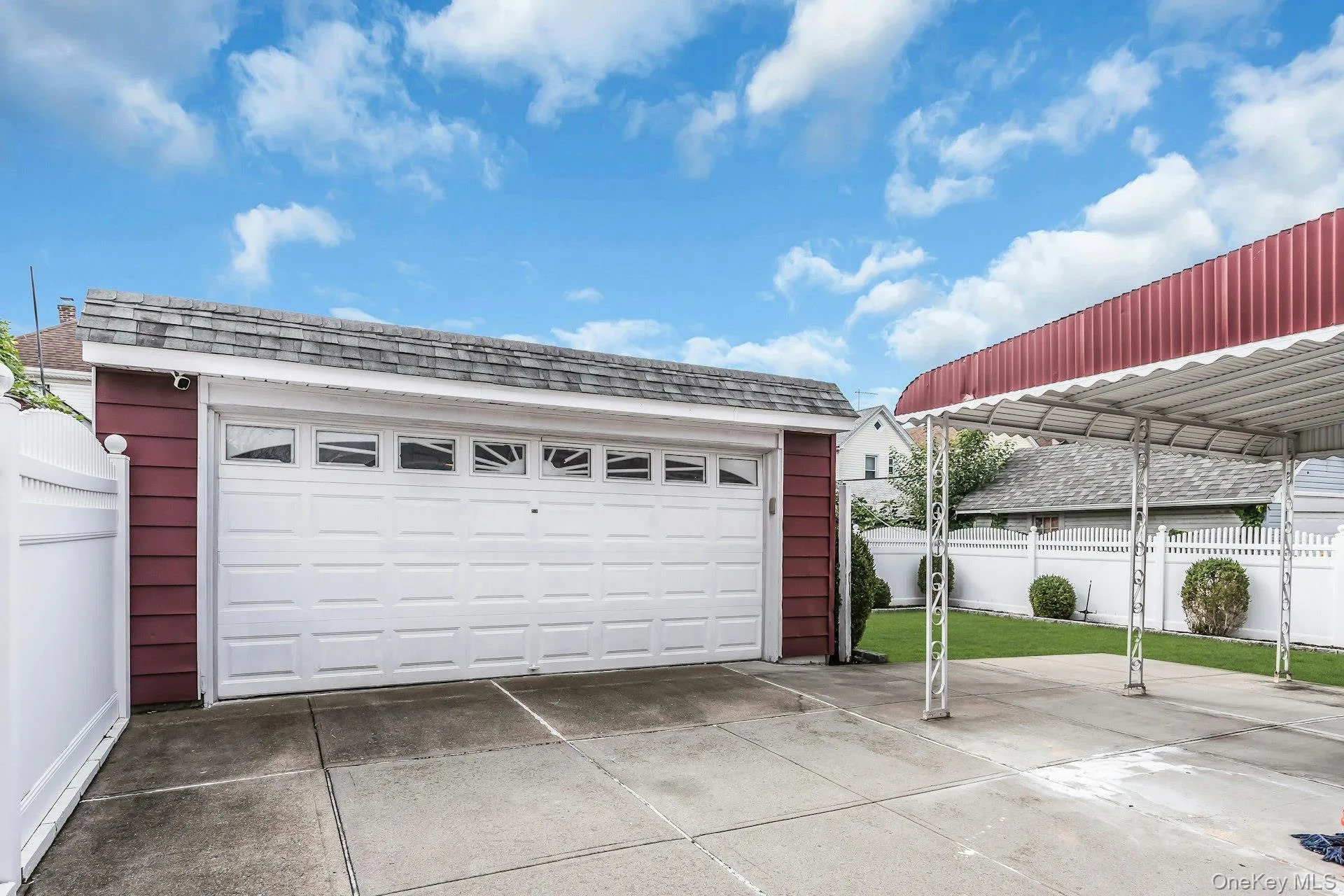 Spacious 2 car garage Spacious 2 car garage