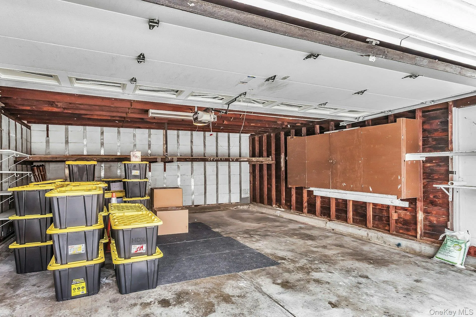 Spacious 2 car garage Spacious 2 car garage