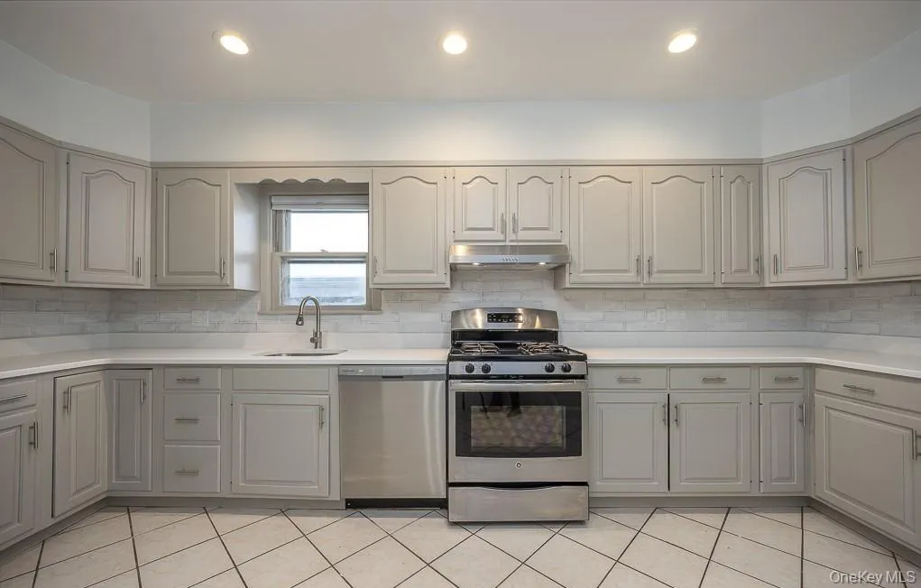 120 Broadway, Greenburgh, NY, 3 Bedrooms Bedrooms, 5 Rooms Rooms,1 BathroomBathrooms,Residential Lease,For Rent,Broadway,0,1045306 120 Broadway, Greenburgh, NY, 3 Bedrooms Bedrooms, 5 Rooms Rooms,1 BathroomBathrooms,Residential Lease,For Rent,Broadway,0,1045306