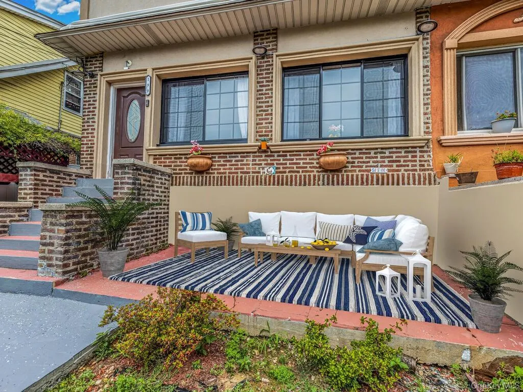Entrance to property featuring an outdoor living space Entrance to property featuring an outdoor living space