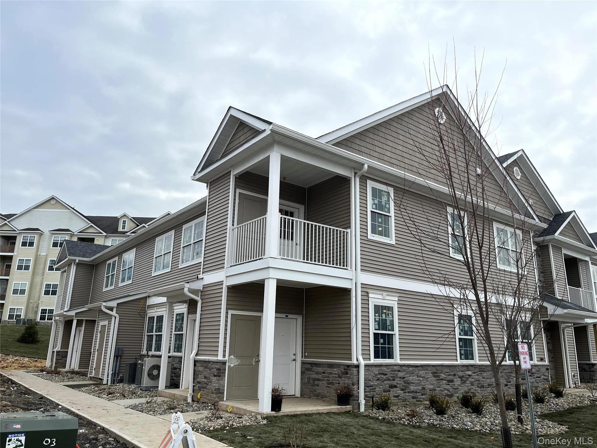 Private Entry and second floor balcony Hawthorne Unit Private Entry and second floor balcony Hawthorne Unit