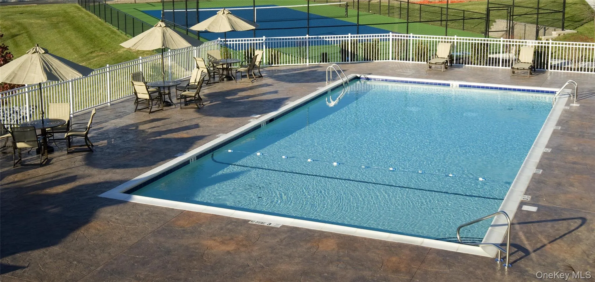 Resort-style swimming pool included in your rent Resort-style swimming pool included in your rent