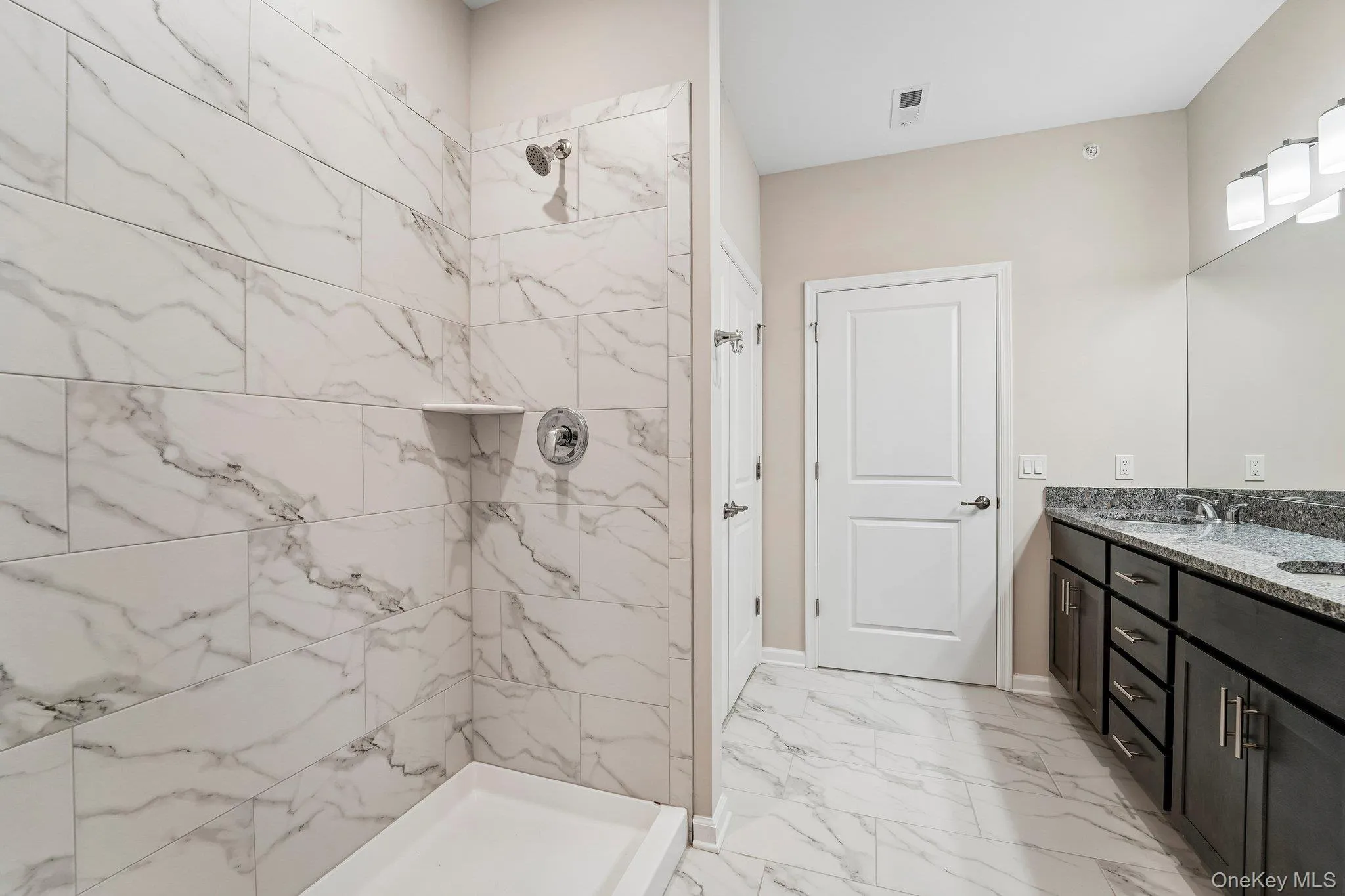 Walk-in shower with tiled walls and an integrated shelf Walk-in shower with tiled walls and an integrated shelf