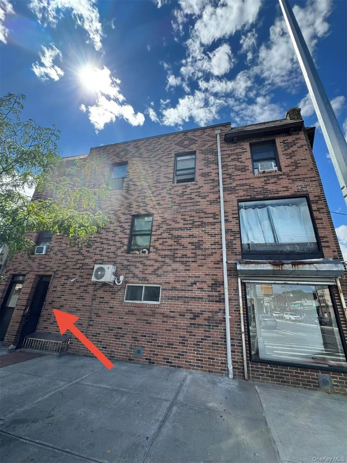 Additional side entrance. Additional side entrance.