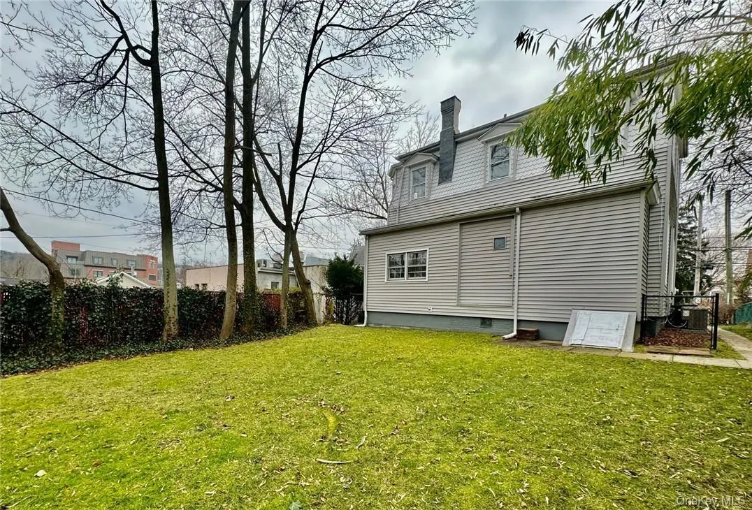 Large fenced in backyard of the house for tenant to use . Large fenced in backyard of the house for tenant to use .