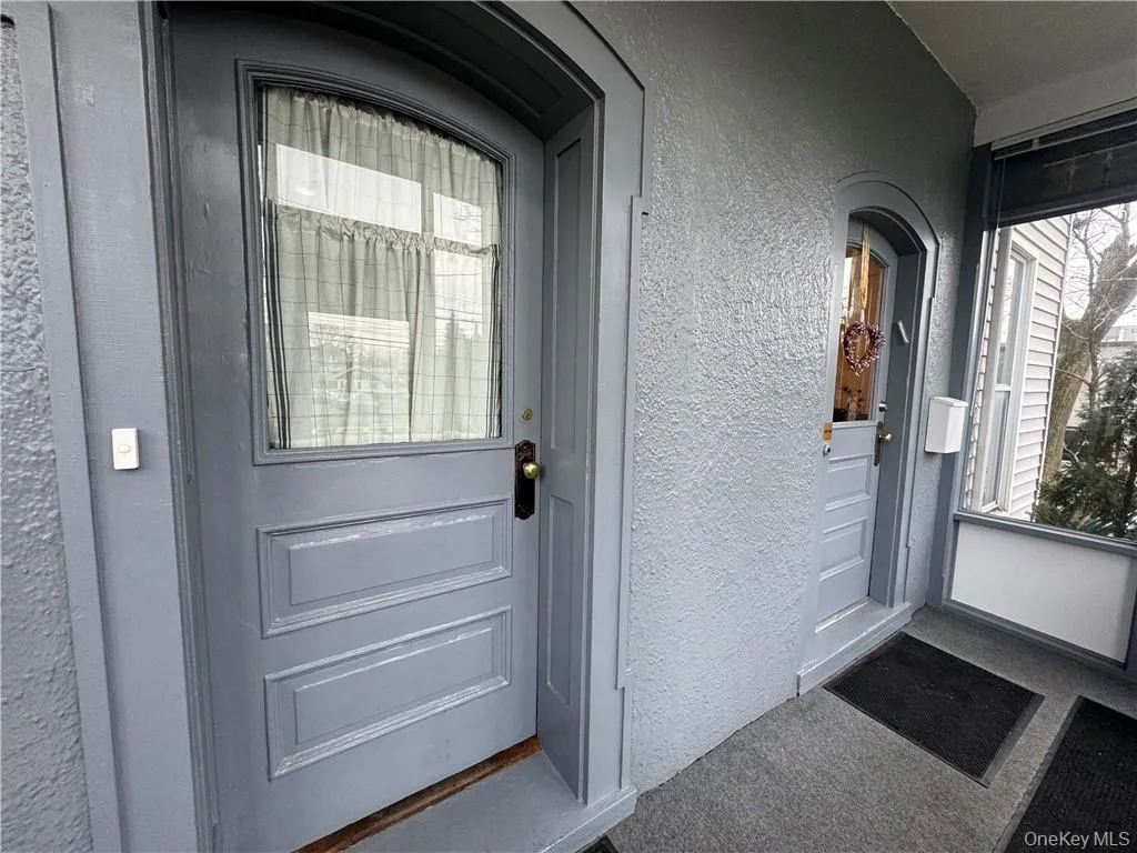 Door on the left is the entrance to the rental apartment Door on the left is the entrance to the rental apartment