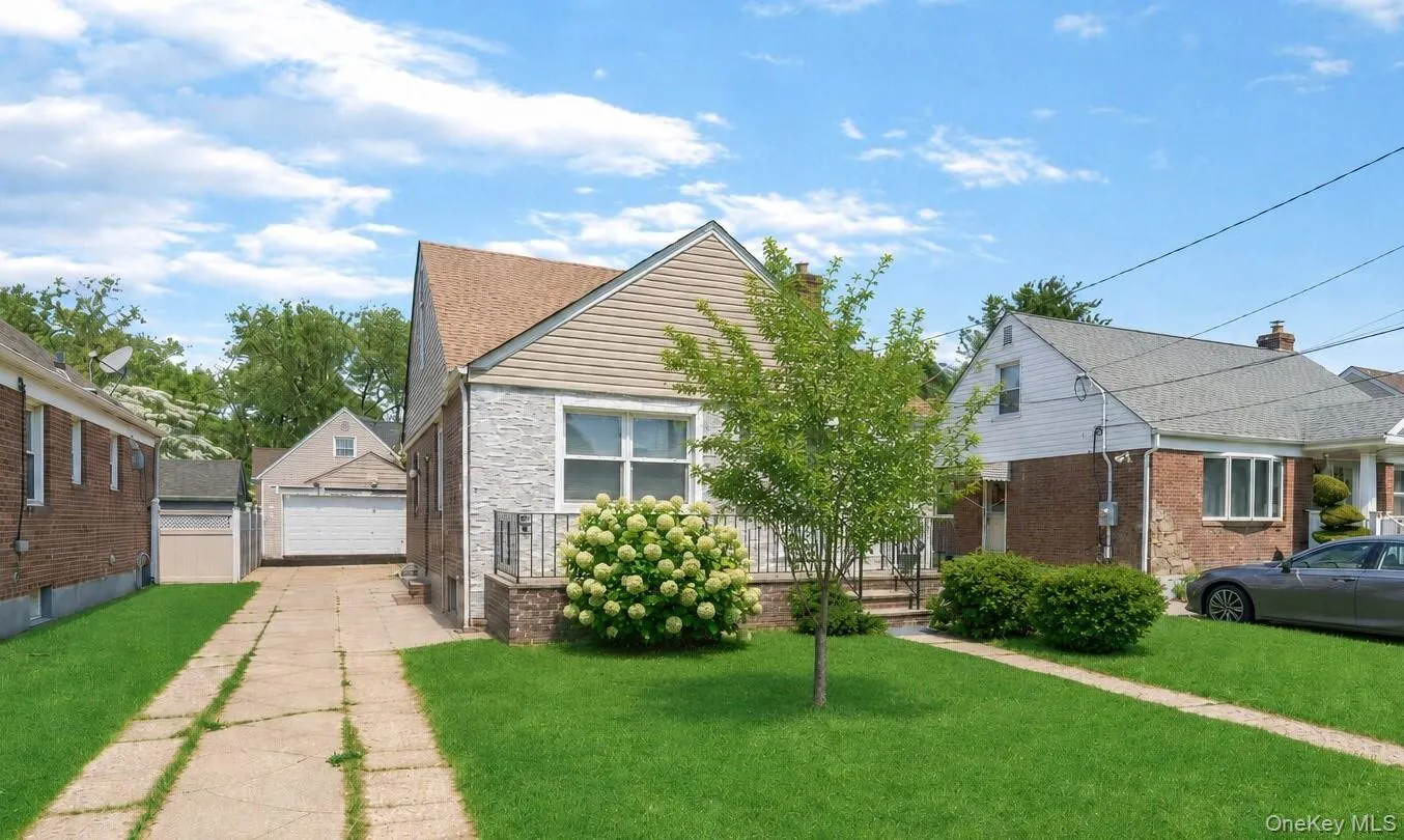 35 79th Avenue, North Hempstead, NY, 3 Bedrooms Bedrooms, 6 Rooms Rooms,1 BathroomBathrooms,Residential,For Rent,79th,0,1045376 35 79th Avenue, North Hempstead, NY, 3 Bedrooms Bedrooms, 6 Rooms Rooms,1 BathroomBathrooms,Residential,For Rent,79th,0,1045376