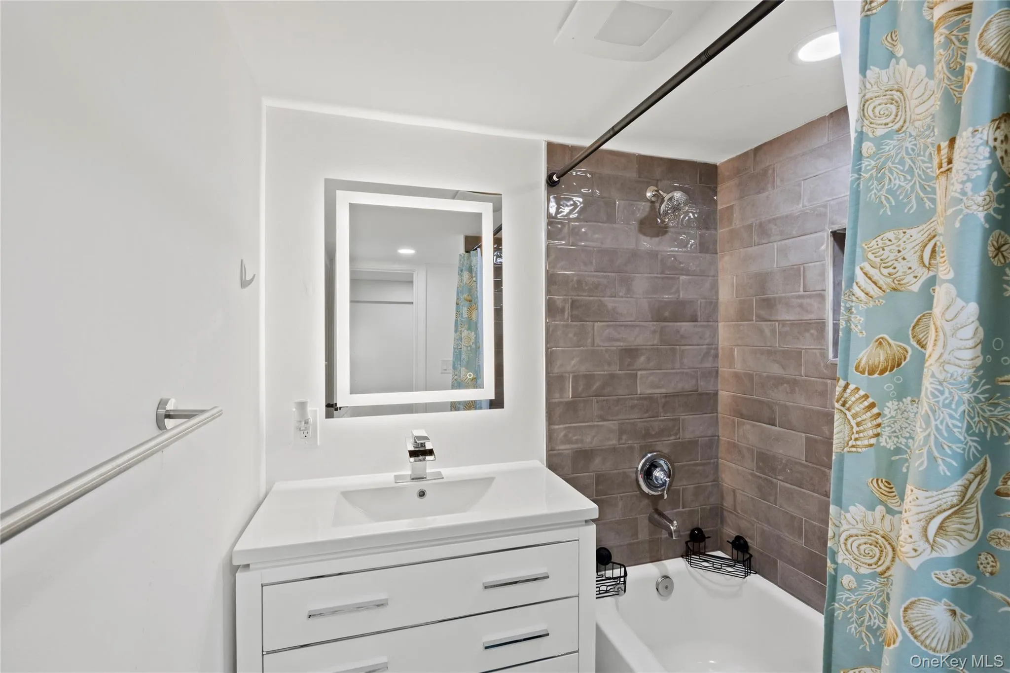 5 Buena Vista Road, Brookhaven, NY, 4 Bedrooms Bedrooms, 8 Rooms Rooms,6 BathroomsBathrooms,Residential,For Rent,Buena Vista,0,1045380 5 Buena Vista Road, Brookhaven, NY, 4 Bedrooms Bedrooms, 8 Rooms Rooms,6 BathroomsBathrooms,Residential,For Rent,Buena Vista,0,1045380