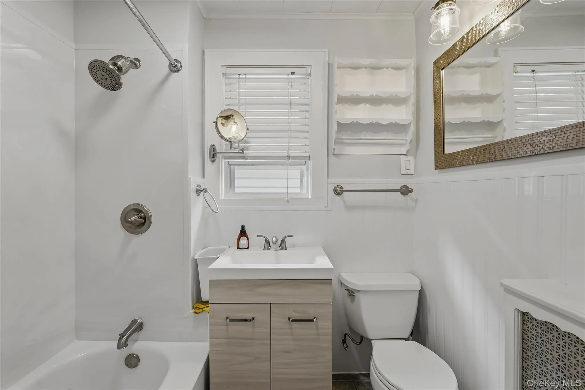 Full bathroom on upper level. Full bathroom on upper level.