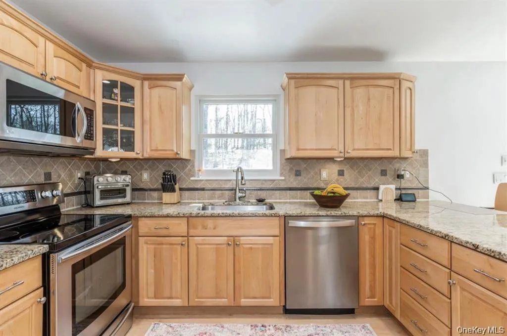 12 Midvale Avenue, Brookhaven, NY, 4 Bedrooms Bedrooms, 7 Rooms Rooms,3 BathroomsBathrooms,Residential,For Rent,Midvale,0,1045441 12 Midvale Avenue, Brookhaven, NY, 4 Bedrooms Bedrooms, 7 Rooms Rooms,3 BathroomsBathrooms,Residential,For Rent,Midvale,0,1045441