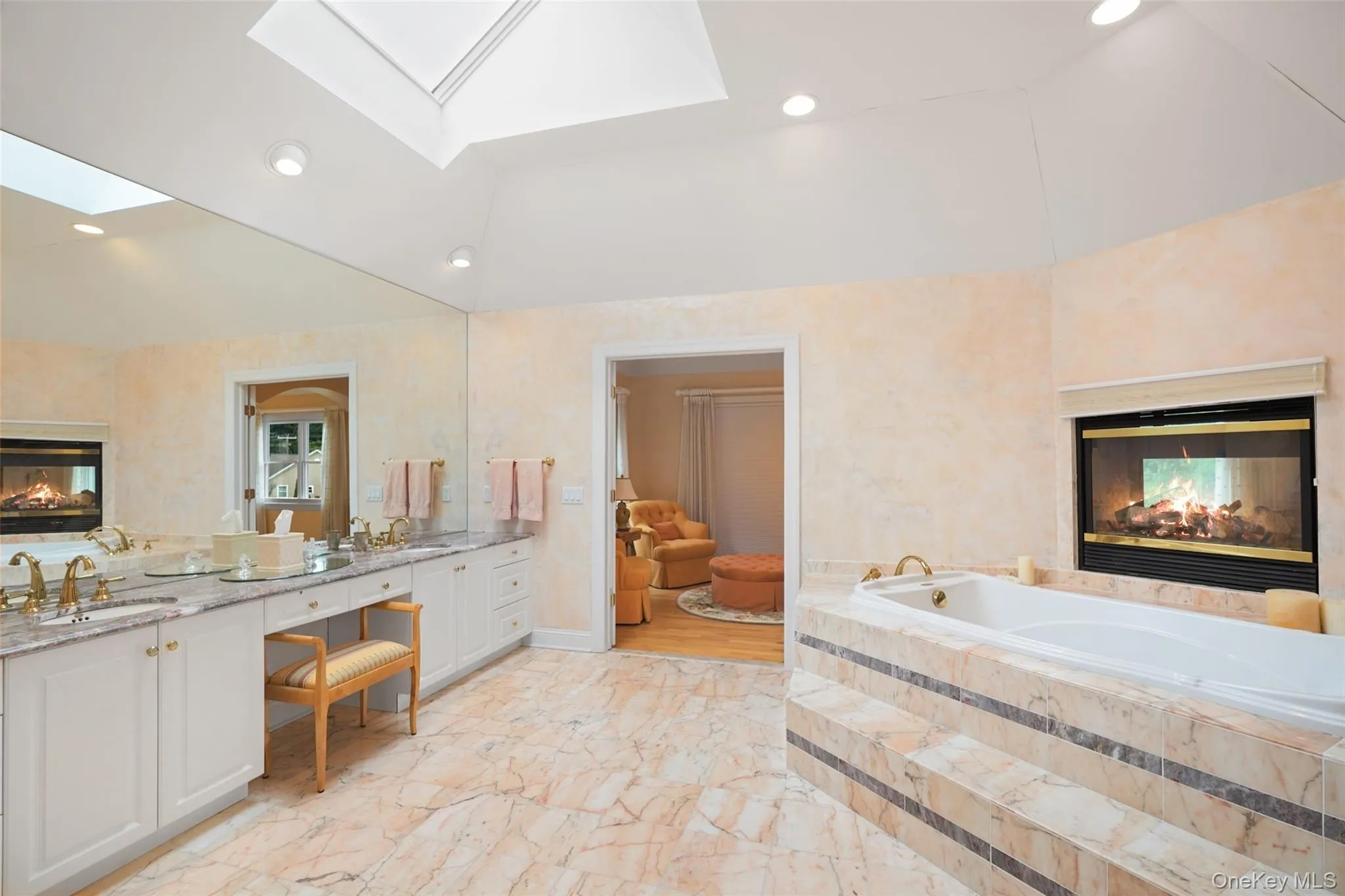 Jacuzzi, Fireplace, Bidet and dressing room Jacuzzi, Fireplace, Bidet and dressing room