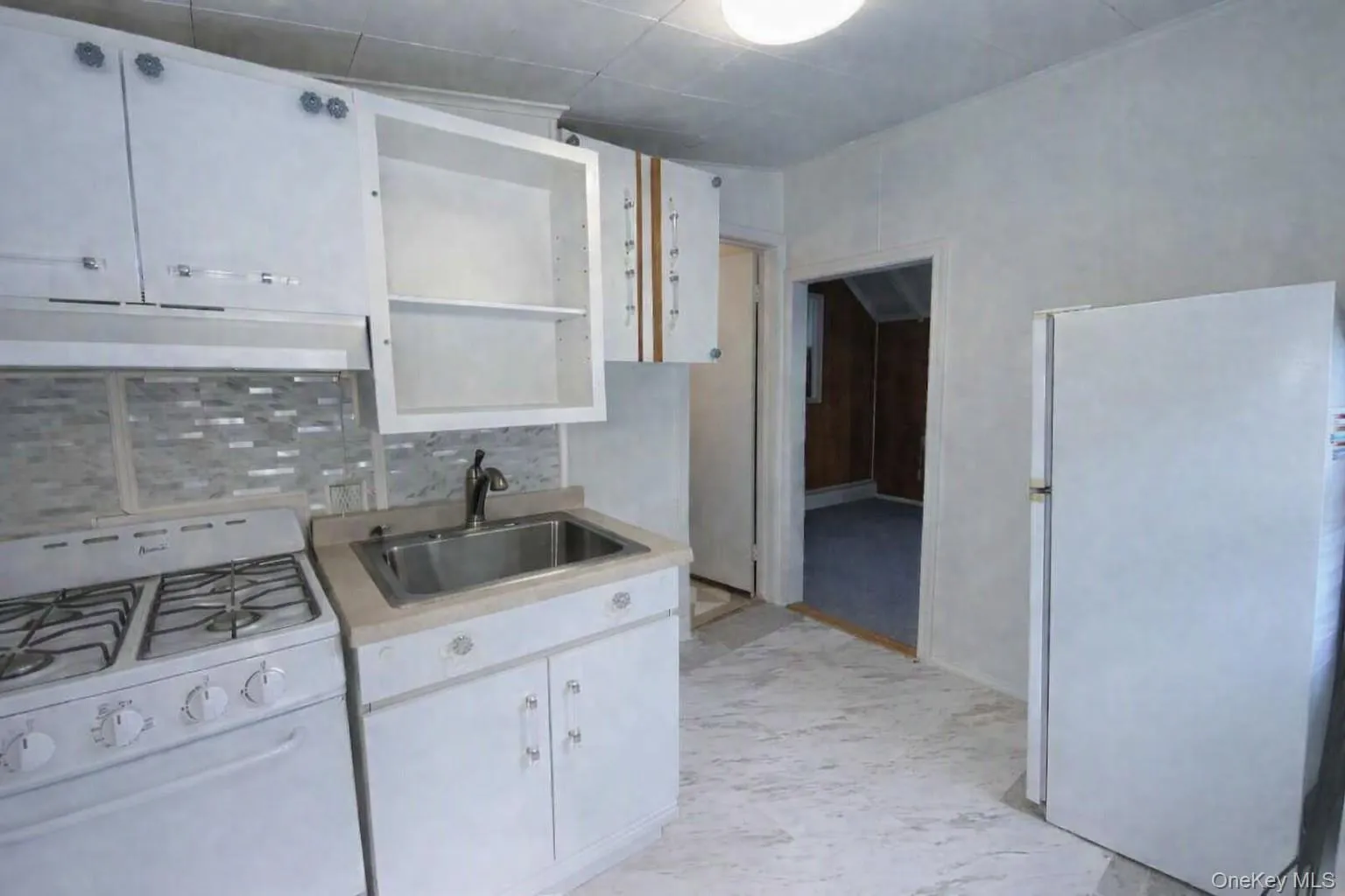 Cozy kitchenette with refrigerator and gas ove/range Cozy kitchenette with refrigerator and gas ove/range