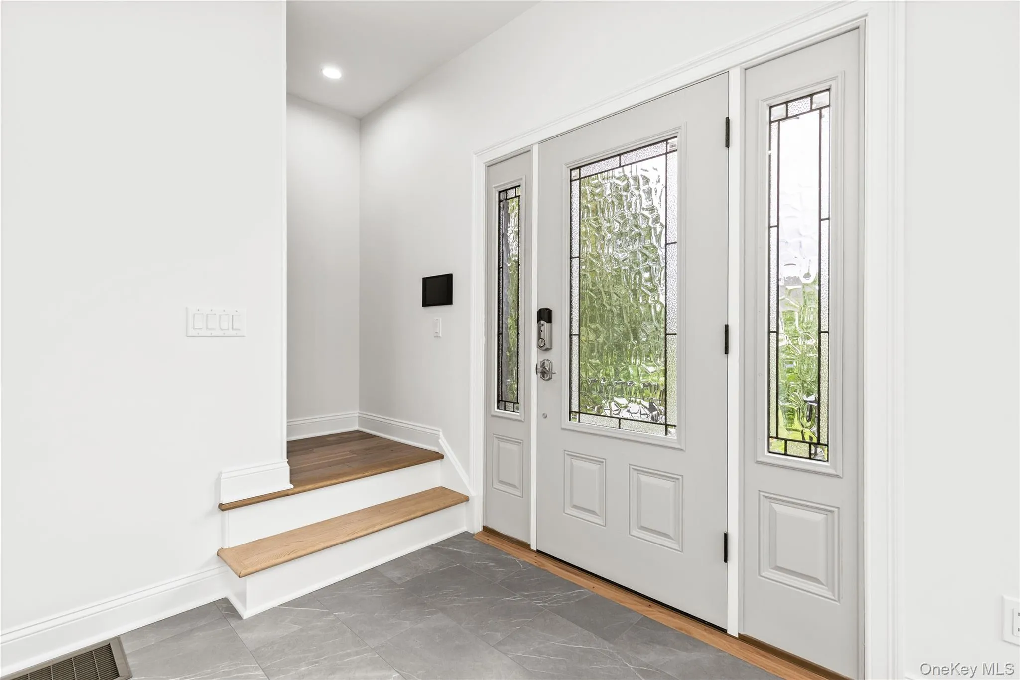 Welcoming entrance with transversal views of the entire depth of the apartment. Welcoming entrance with transversal views of the entire depth of the apartment.