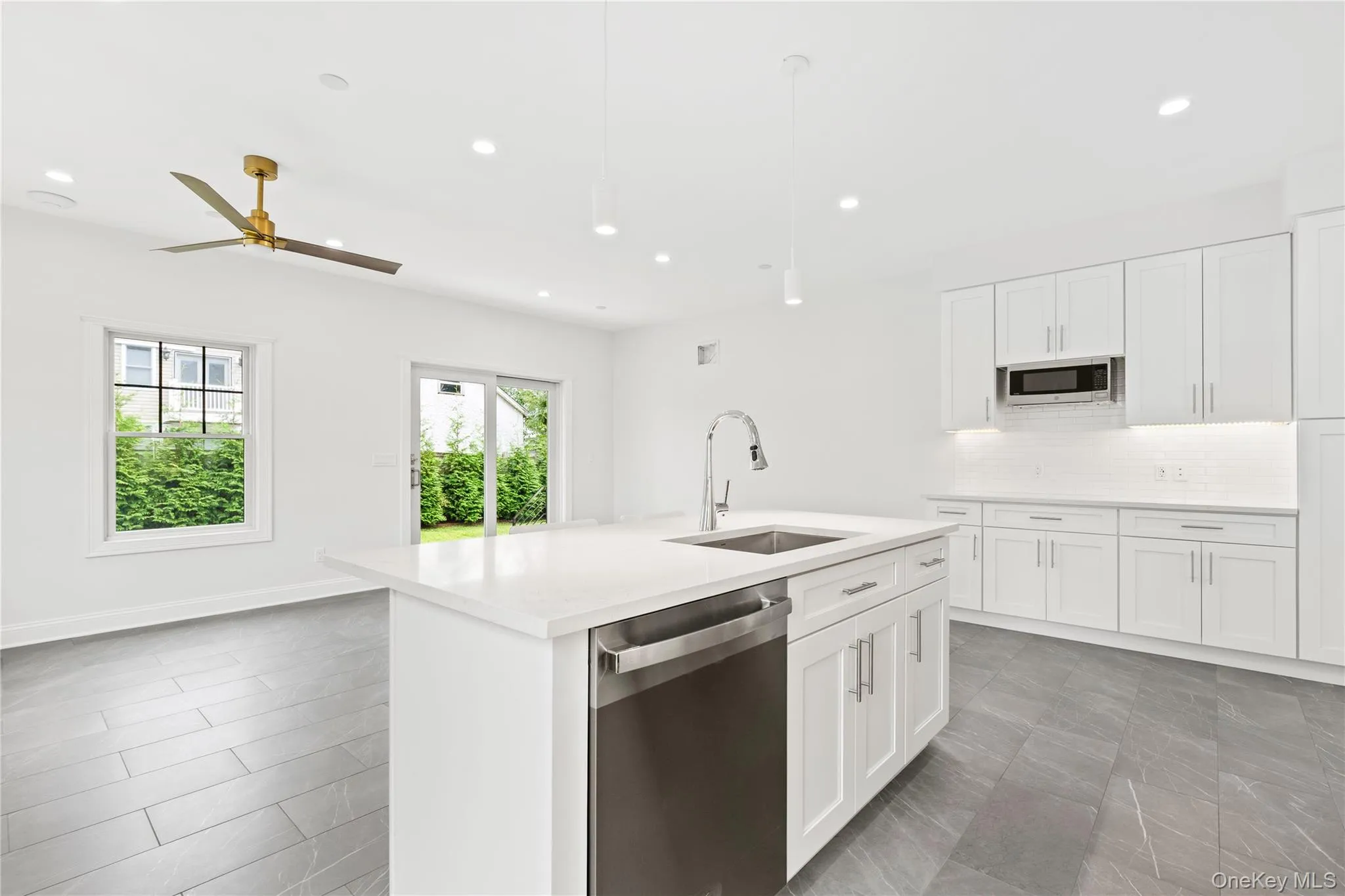 Thoughtful design and quality materials blend with functionality for every cook's delight. Thoughtful design and quality materials blend with functionality for every cook's delight.