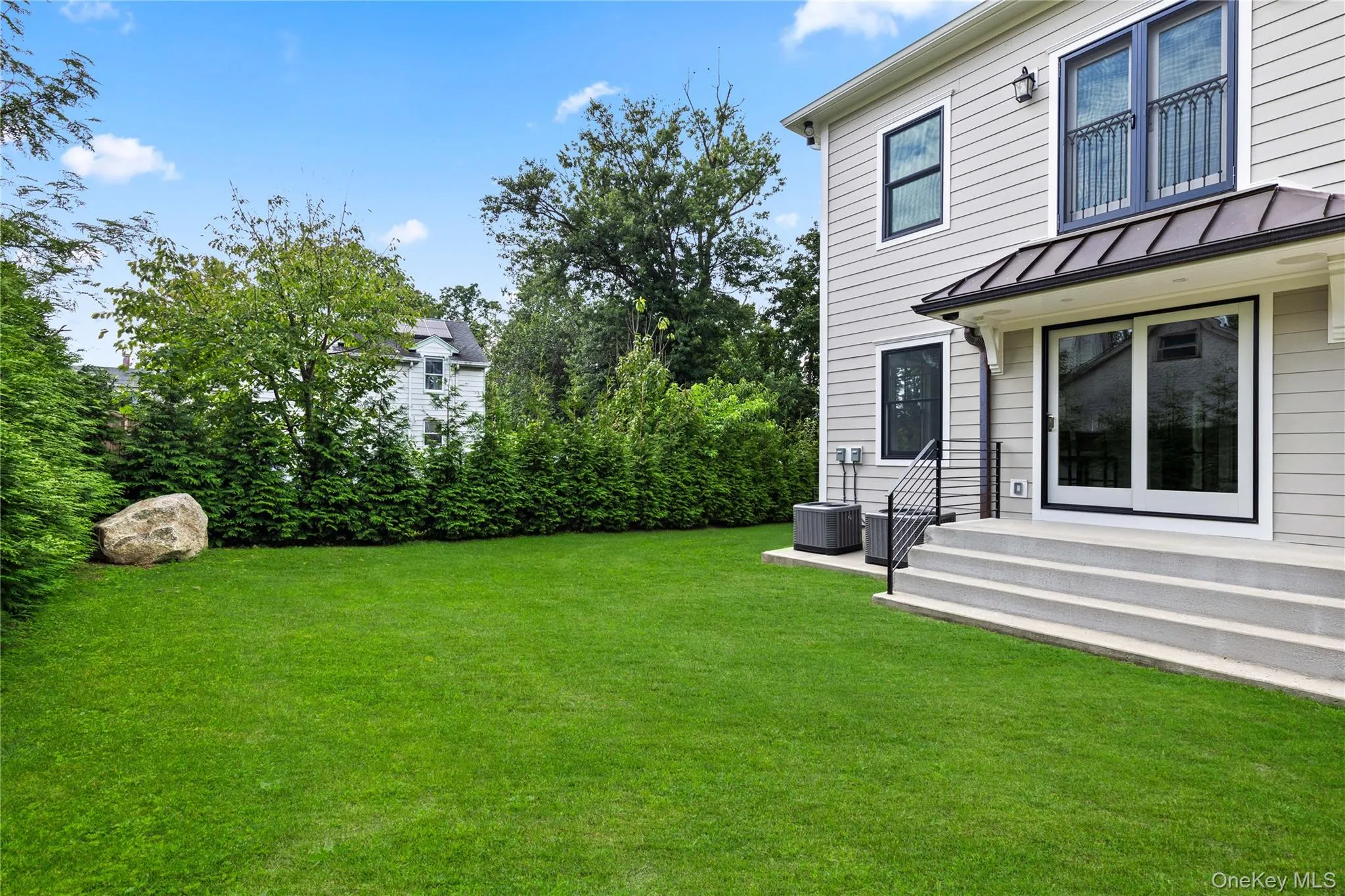 Duplex "R" enjoys the garden to the right. Duplex "R" enjoys the garden to the right.