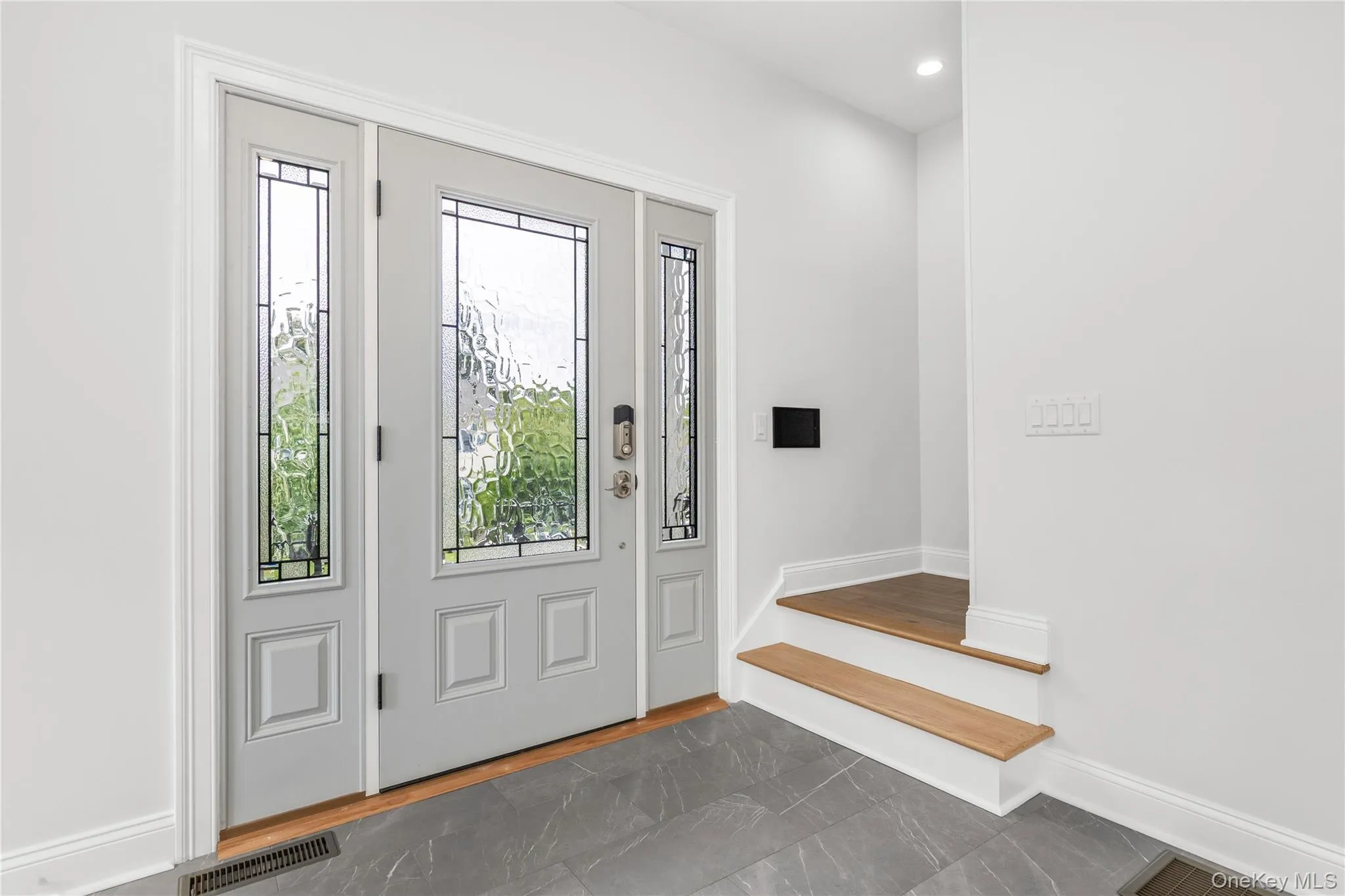 Welcoming entrance with transversal views of the entire depth of the Duplex. Welcoming entrance with transversal views of the entire depth of the Duplex.