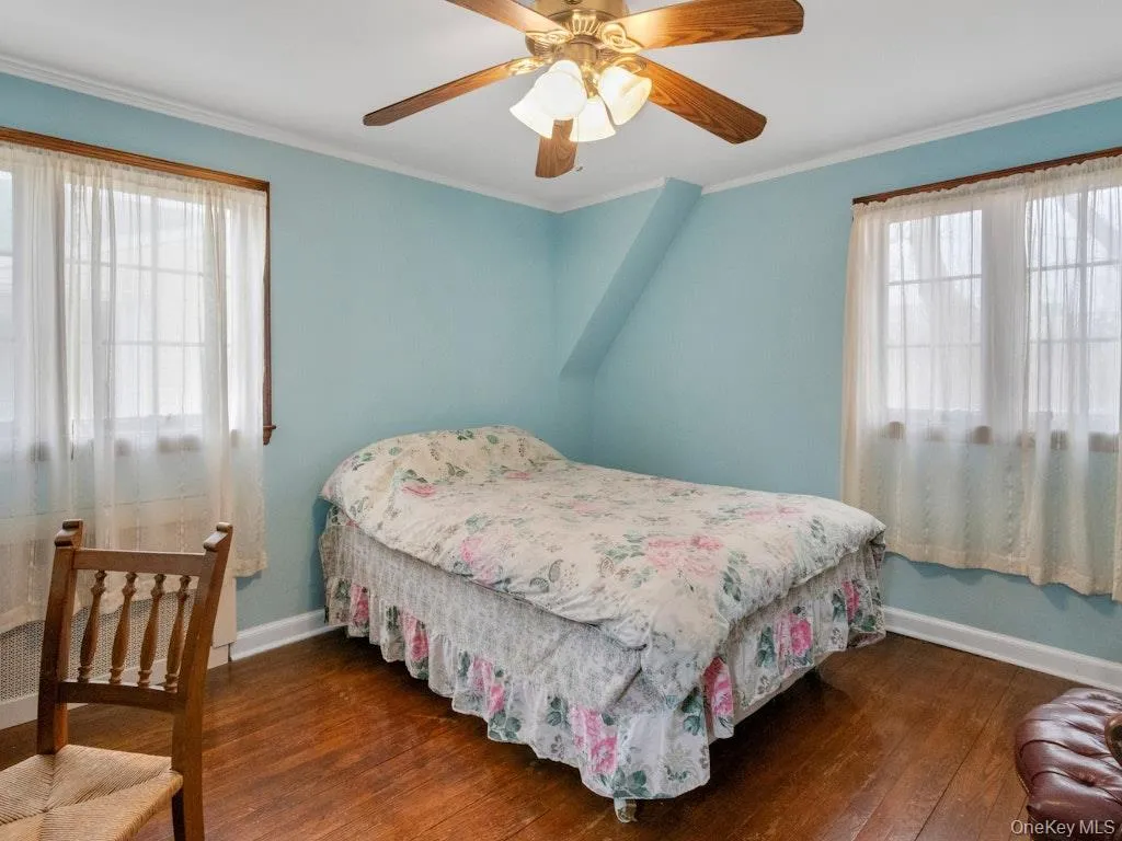Bedroom on staggered level with bath Bedroom on staggered level with bath
