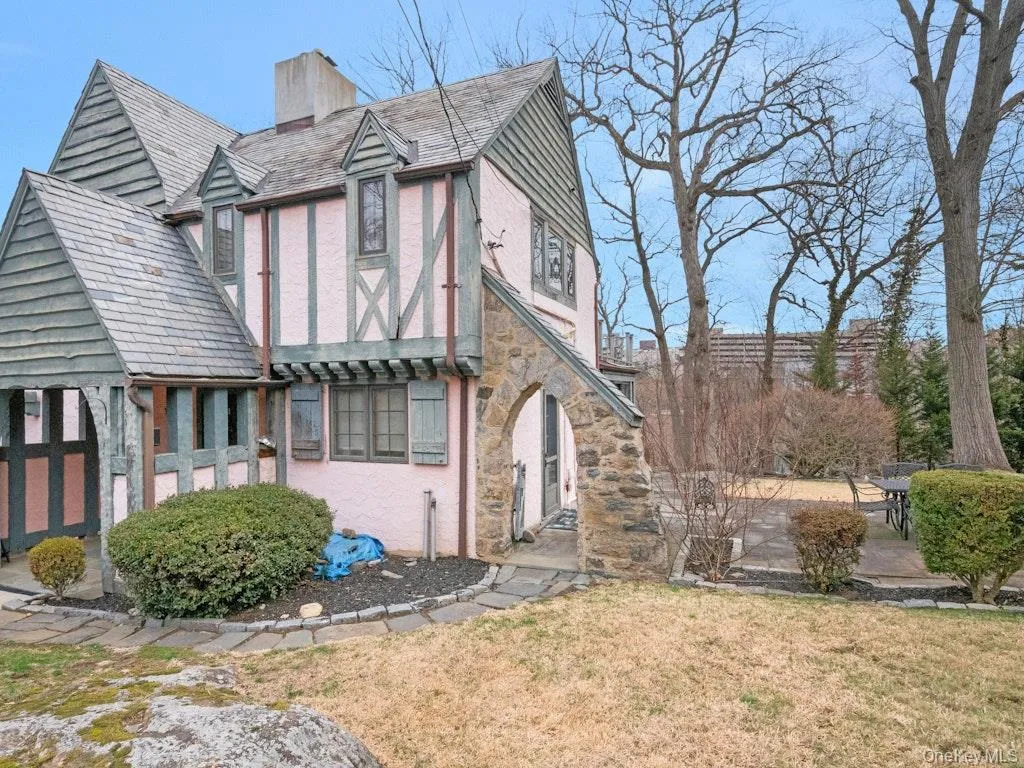 Additional Lot included to right of home Additional Lot included to right of home
