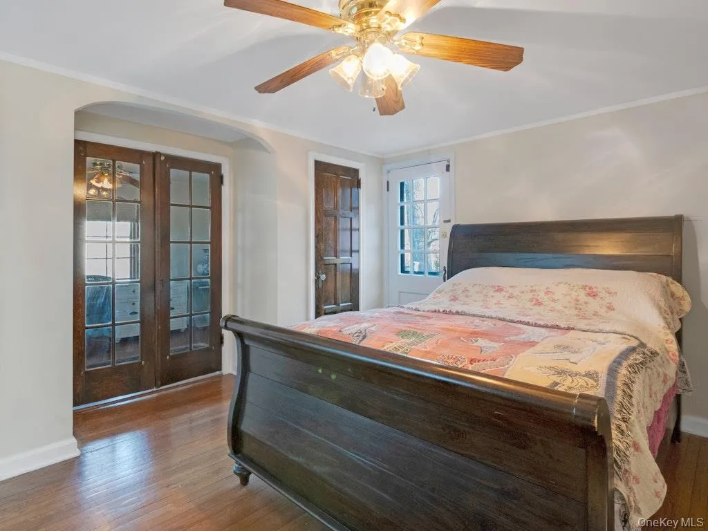 Large Primary Bedroom with Large Home Office/Sitting Area Large Primary Bedroom with Large Home Office/Sitting Area