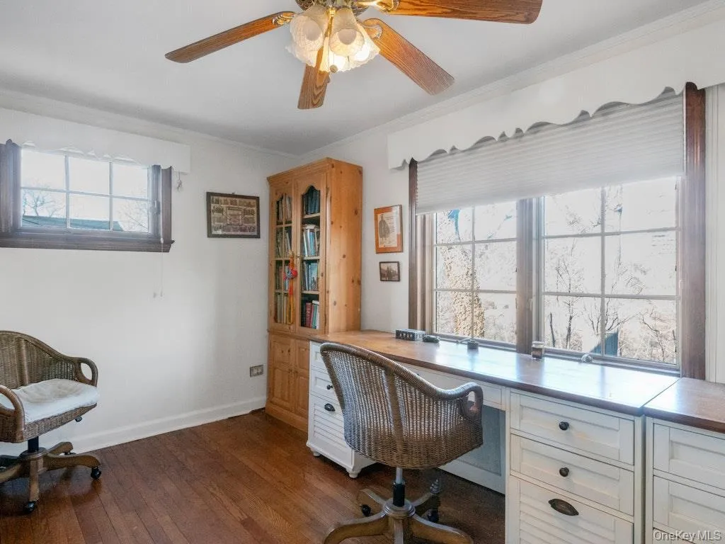 Large Home Office/Sitting Area off Primary Bedroom Large Home Office/Sitting Area off Primary Bedroom