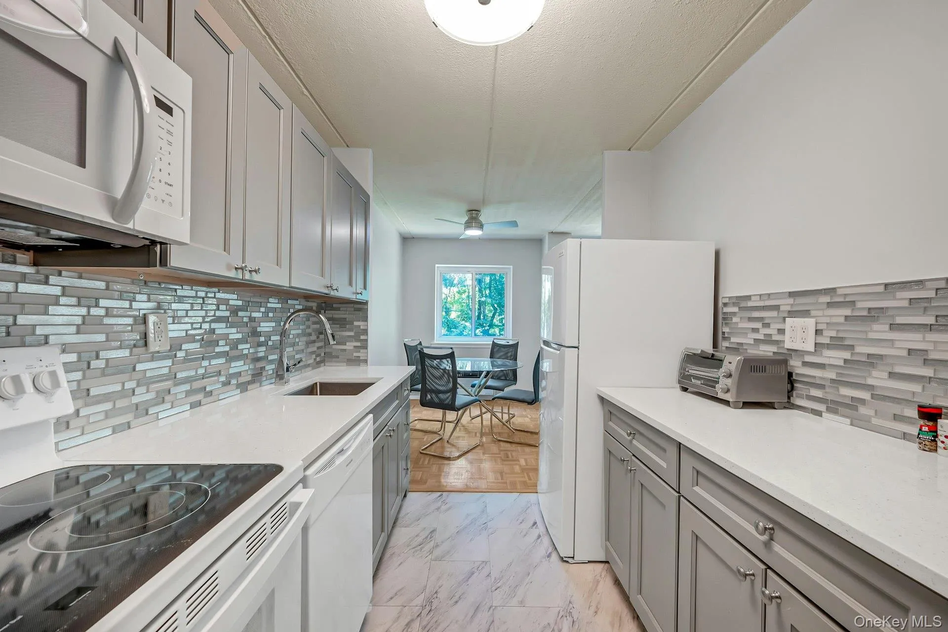 Plenty of counter space Plenty of counter space
