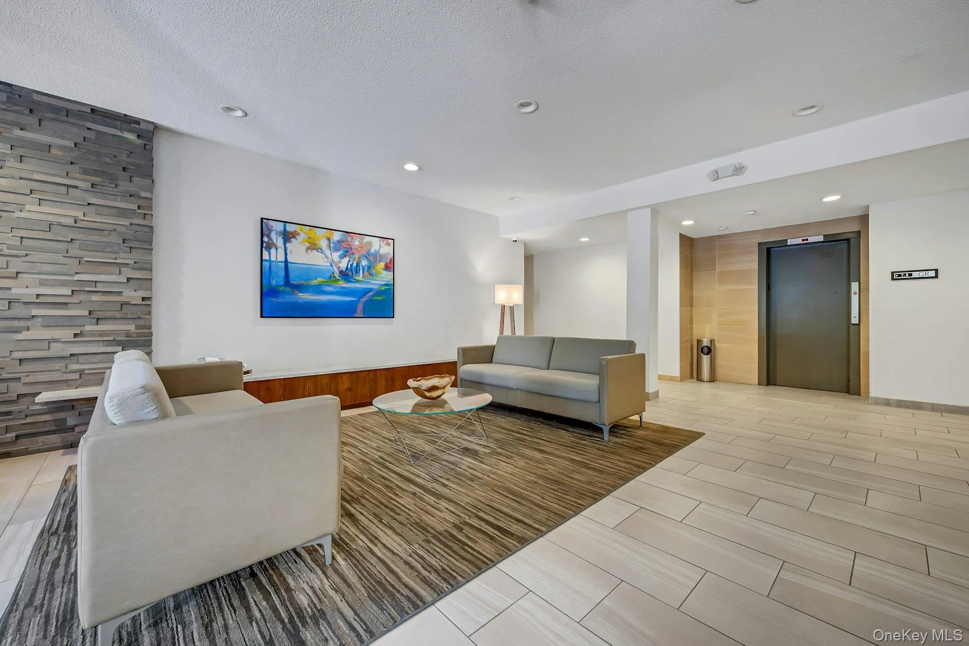 Secure an comfortable lobby Secure an comfortable lobby