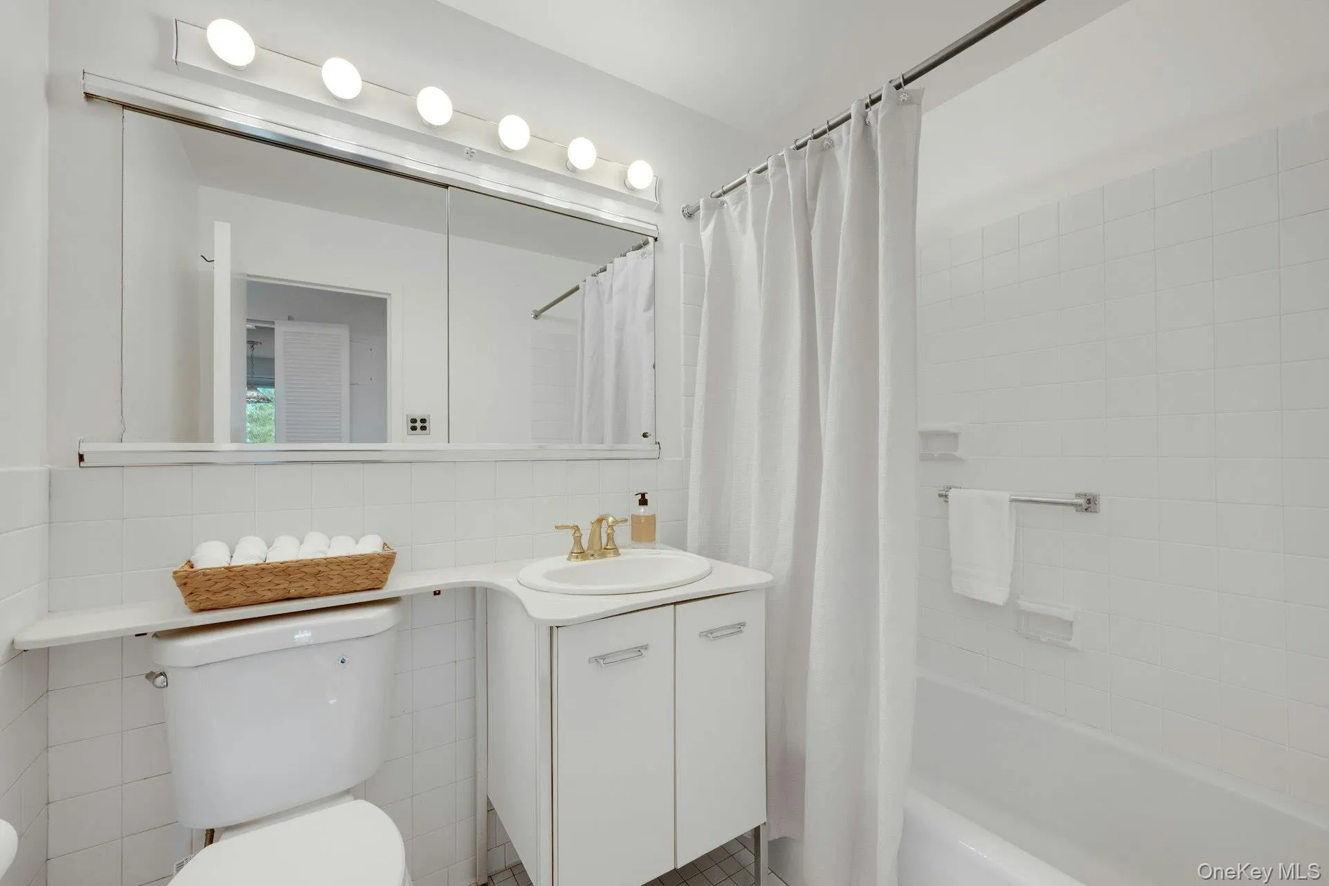 Well-maintained full bath with a generously sized mirror. Well-maintained full bath with a generously sized mirror.