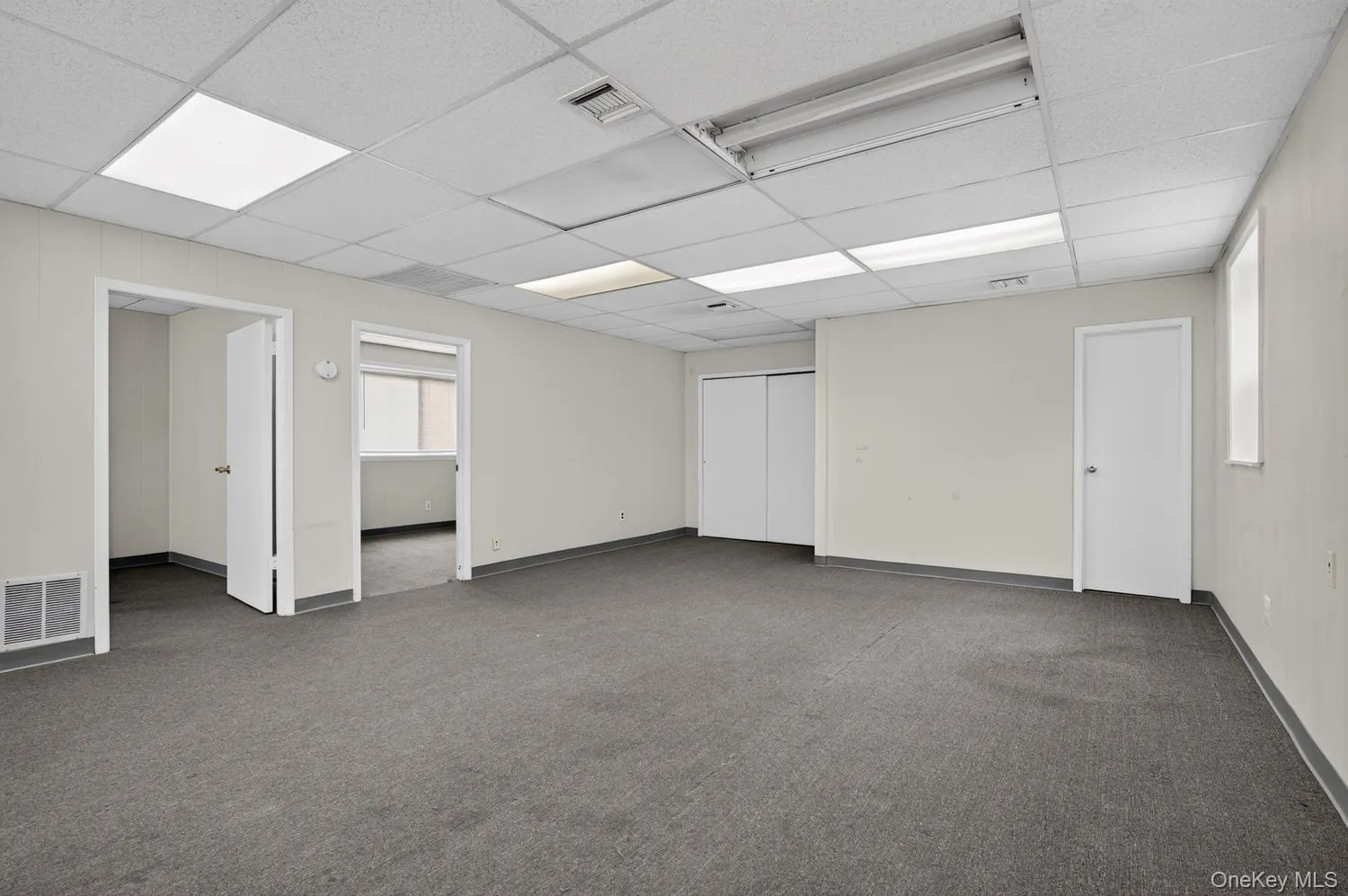 Entrance to private offices and separate Bathrooms Entrance to private offices and separate Bathrooms