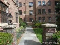 292 Main Street - walkway to building entrance 292 Main Street - walkway to building entrance