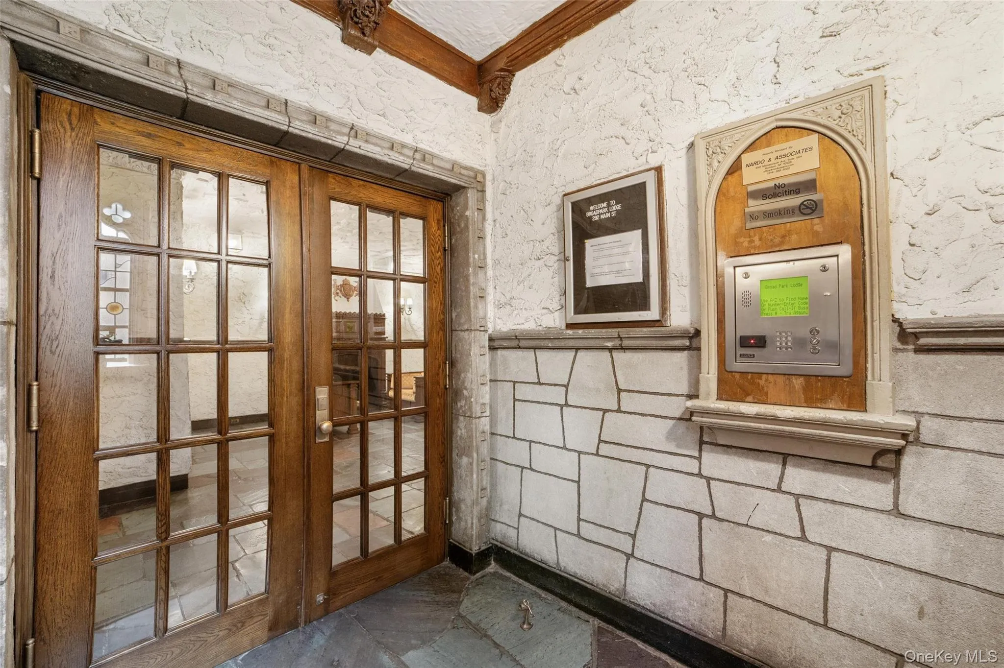 Vestibule: intercomFob entry Vestibule: intercomFob entry