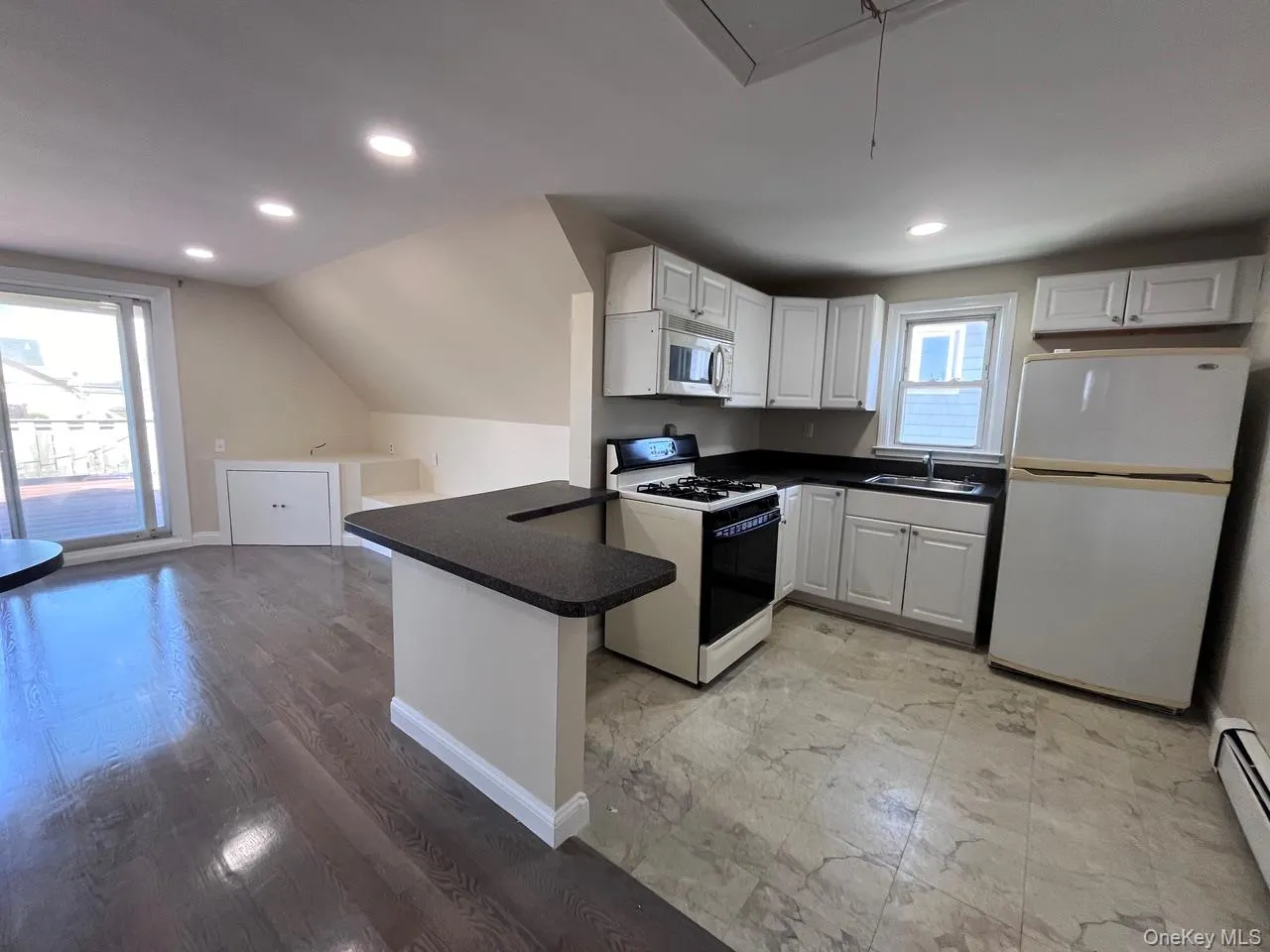 252 Lindell Boulevard, Long Beach, NY, 1 Bedroom Bedrooms, 3 Rooms Rooms,1 BathroomBathrooms,Residential Lease,For Rent,Lindell,0,1045622 252 Lindell Boulevard, Long Beach, NY, 1 Bedroom Bedrooms, 3 Rooms Rooms,1 BathroomBathrooms,Residential Lease,For Rent,Lindell,0,1045622