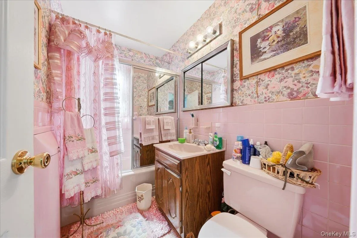 4027 Grace Avenue, New York, NY, 3 Bedrooms Bedrooms, 8 Rooms Rooms,2 BathroomsBathrooms,Residential,For Rent,Grace,0,1045635 4027 Grace Avenue, New York, NY, 3 Bedrooms Bedrooms, 8 Rooms Rooms,2 BathroomsBathrooms,Residential,For Rent,Grace,0,1045635